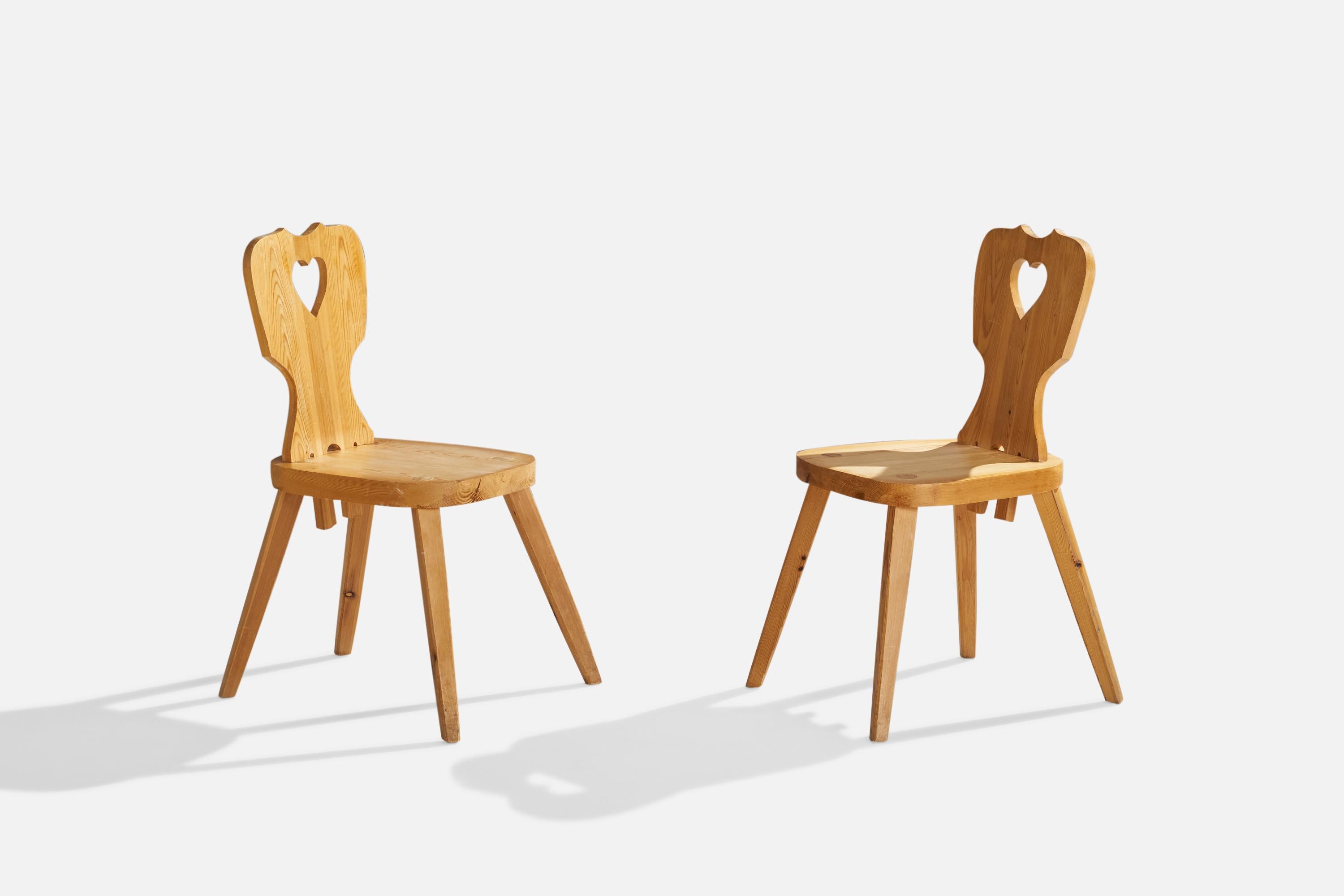 Ein Paar Beistellstühle aus Kiefernholz, entworfen und hergestellt in Schweden im Jahr 1977.

Sitzhöhe 17,5