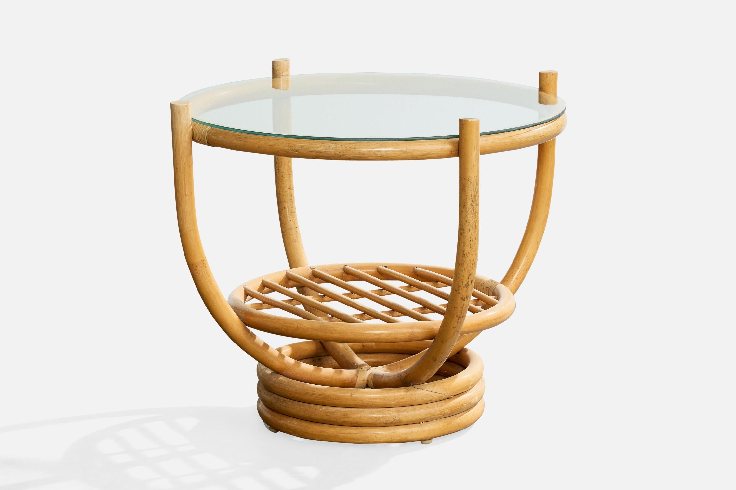 Table d'appoint en bambou, rotin et verre, probablement conçue et produite en Suède, c.C. années 1960.

Forte usure du rotin.

Petites imperfections sur le plateau en verre.

Dimensions globales (pouces) : 20.75 