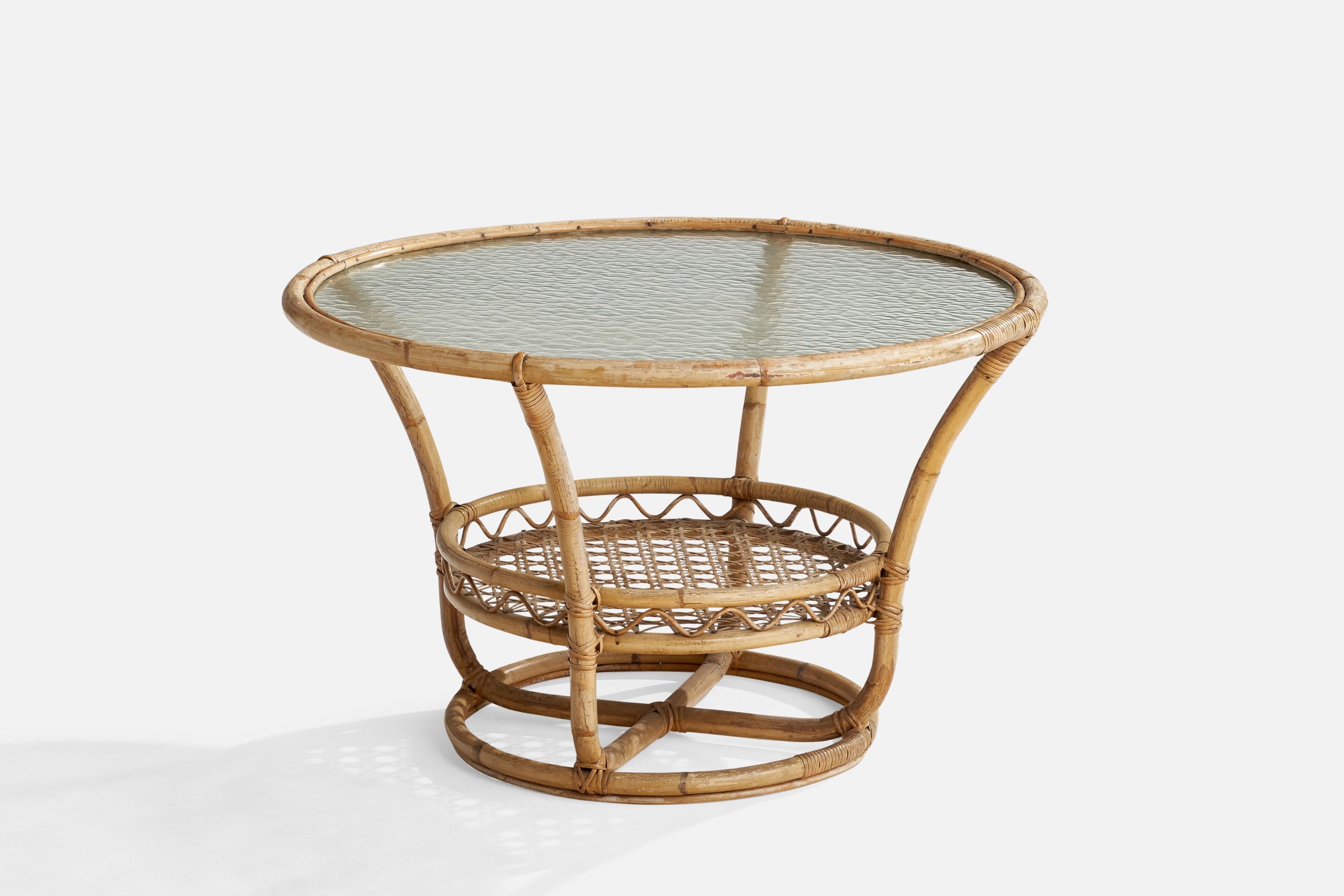 Table d'appoint en bambou moulé, rotin et verre, conçue et produite en Suède, années 1950.