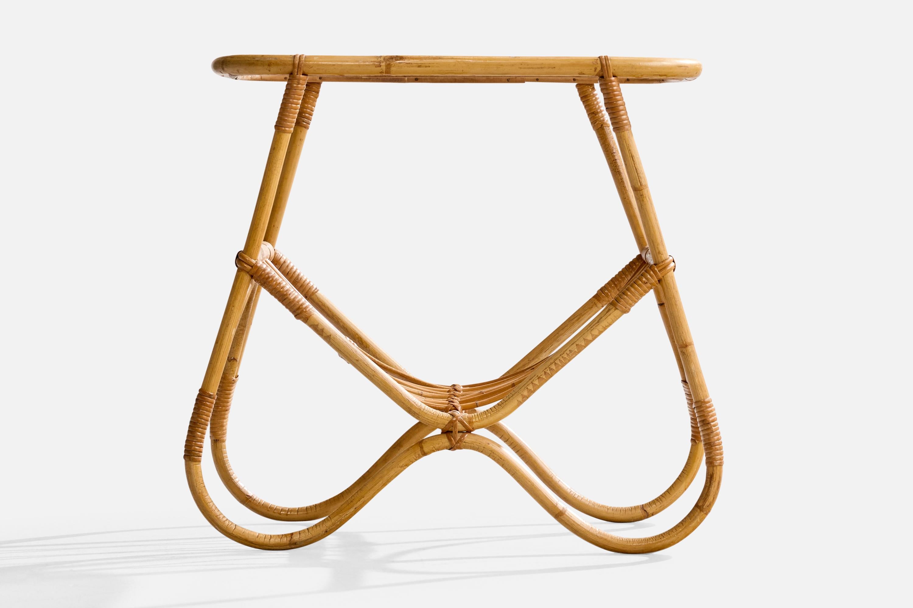 Svedese Tavolino di design svedese, bambù, rattan, vetro, Svezia, anni '50 in vendita