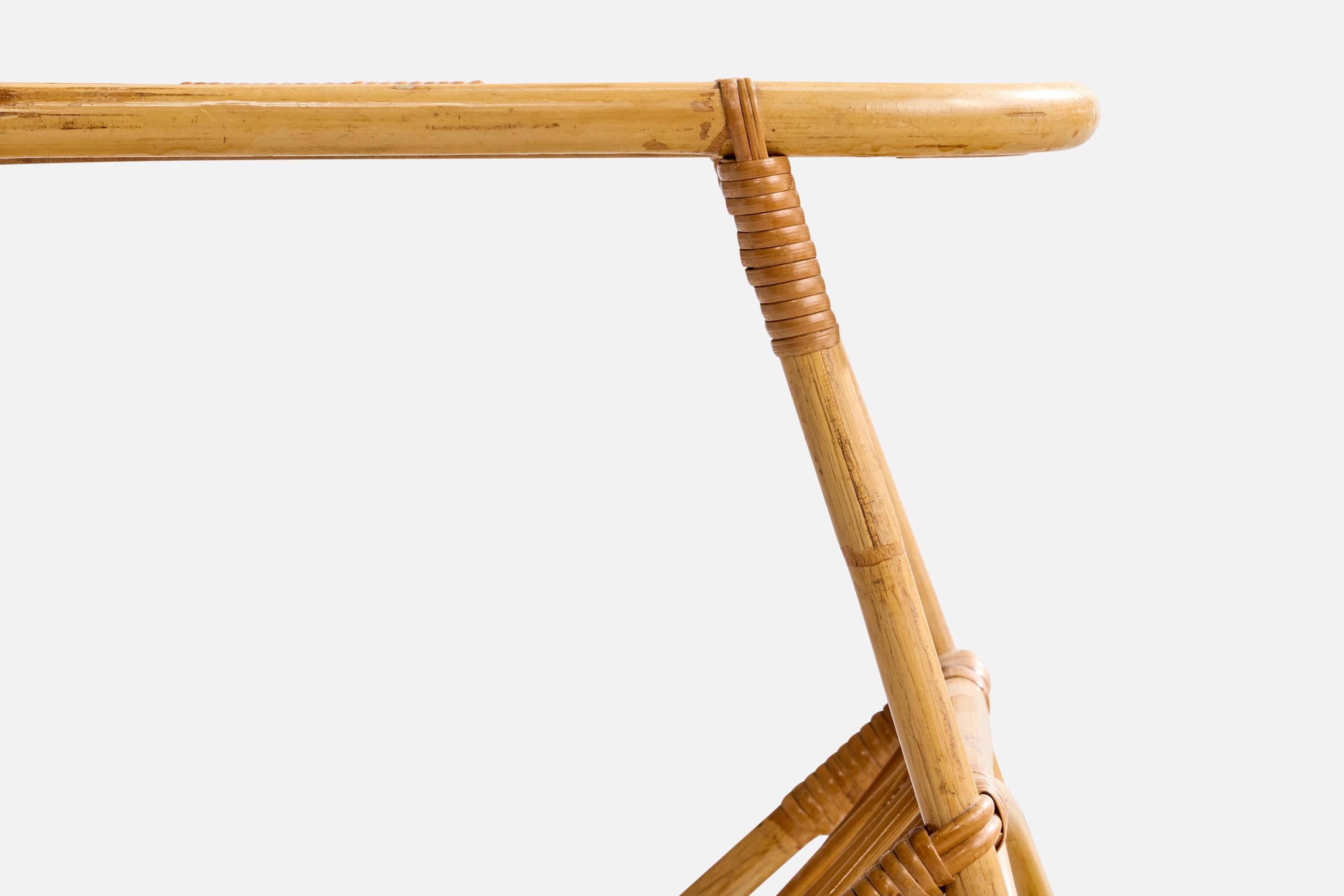 Tavolino di design svedese, bambù, rattan, vetro, Svezia, anni '50 In condizioni buone in vendita a High Point, NC