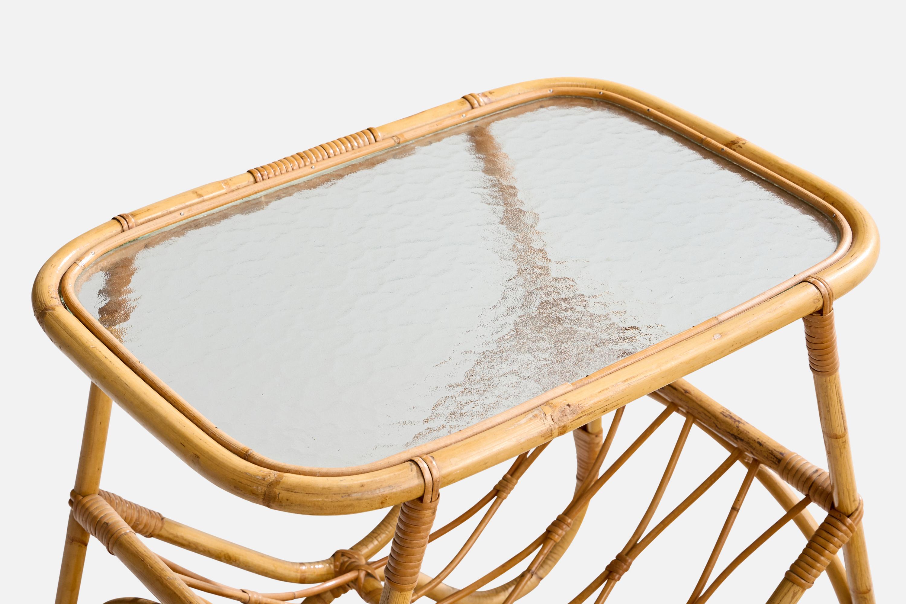 Metà XX secolo Tavolino di design svedese, bambù, rattan, vetro, Svezia, anni '50 in vendita