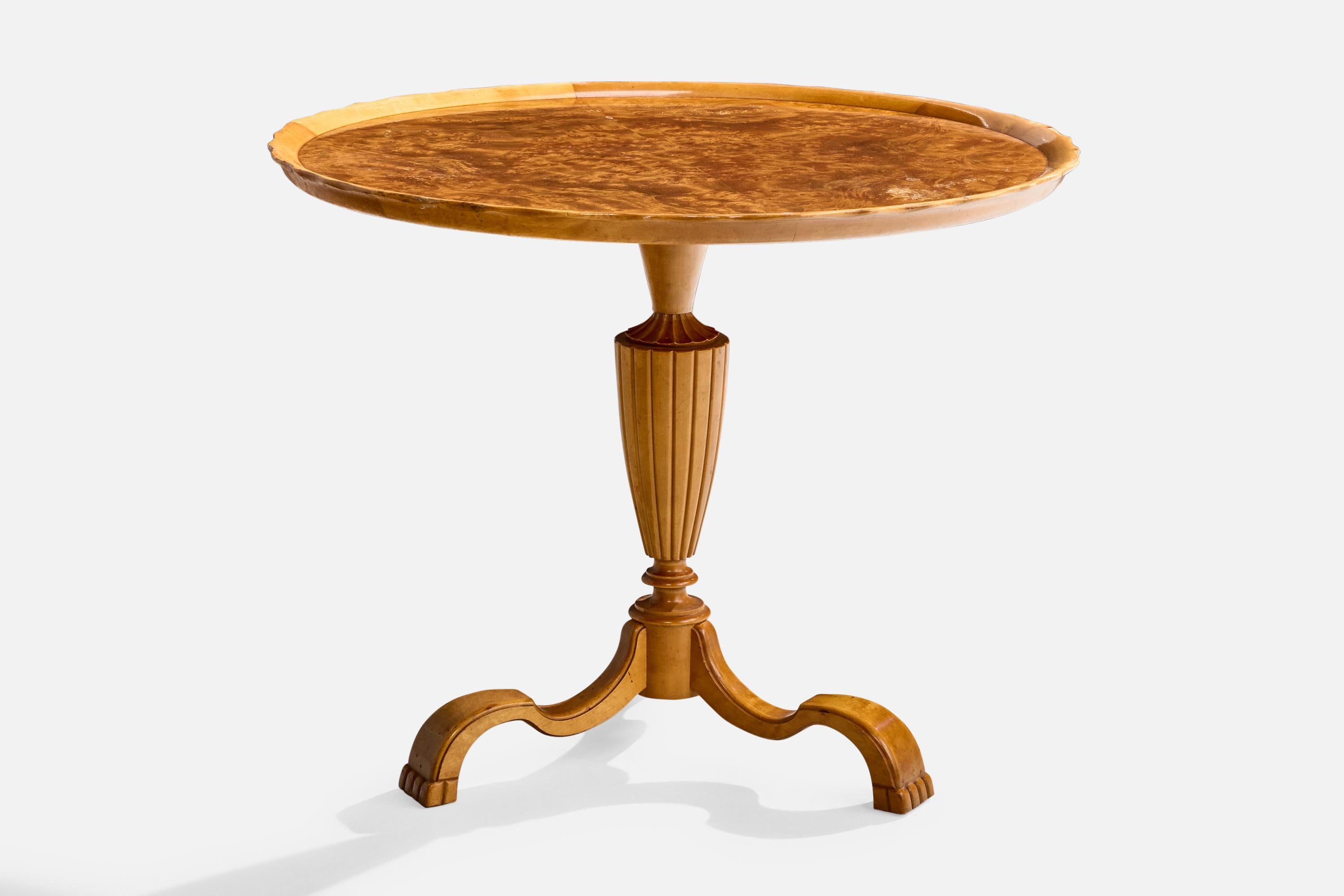 Table d'appoint en bouleau et ronce, conçue et fabriquée en Suède, C.C..

Dimensions globales (pouces) : 24.55 