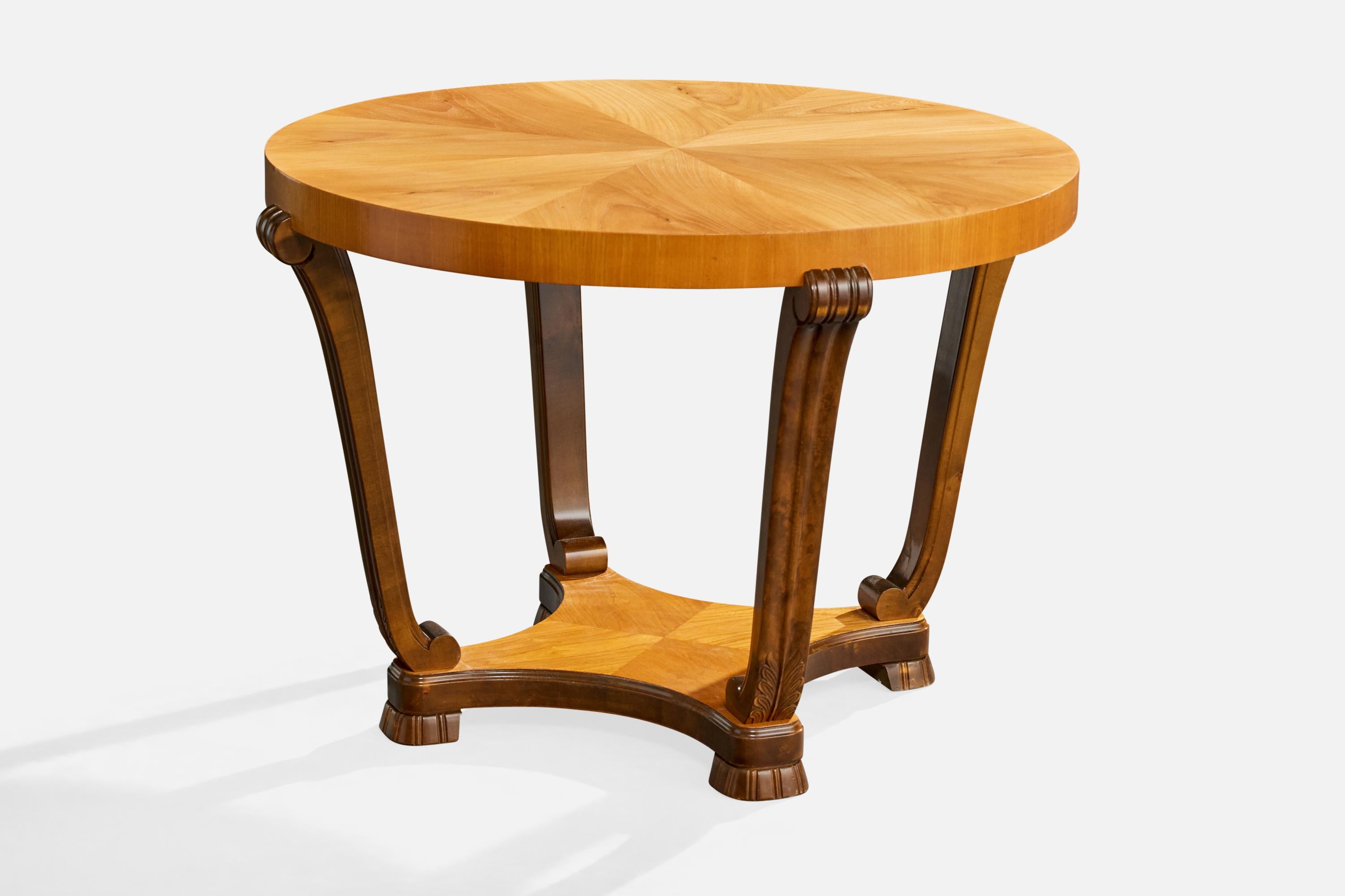 Tavolino in betulla e olmo tinto di scuro progettato e prodotto in Svezia, anni '30 circa.

Rifinito.

Dimensioni complessive (pollici): 24,65 