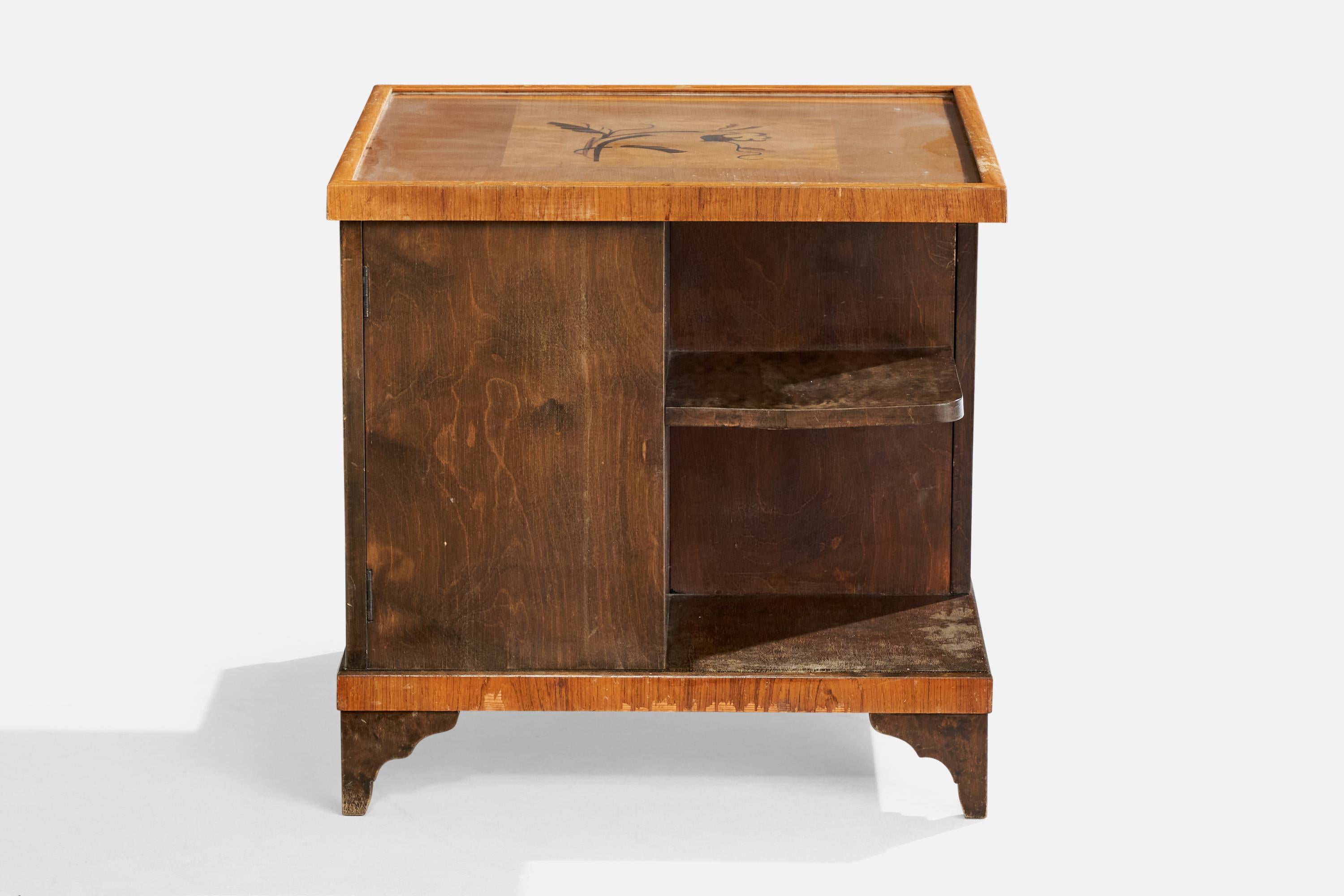 Beistelltisch oder Schrank aus dunkel gebeizter Birke, Eiche und Holzintarsien, entworfen und hergestellt in Schweden, ca. 1930er Jahre.

Abmessungen: 24