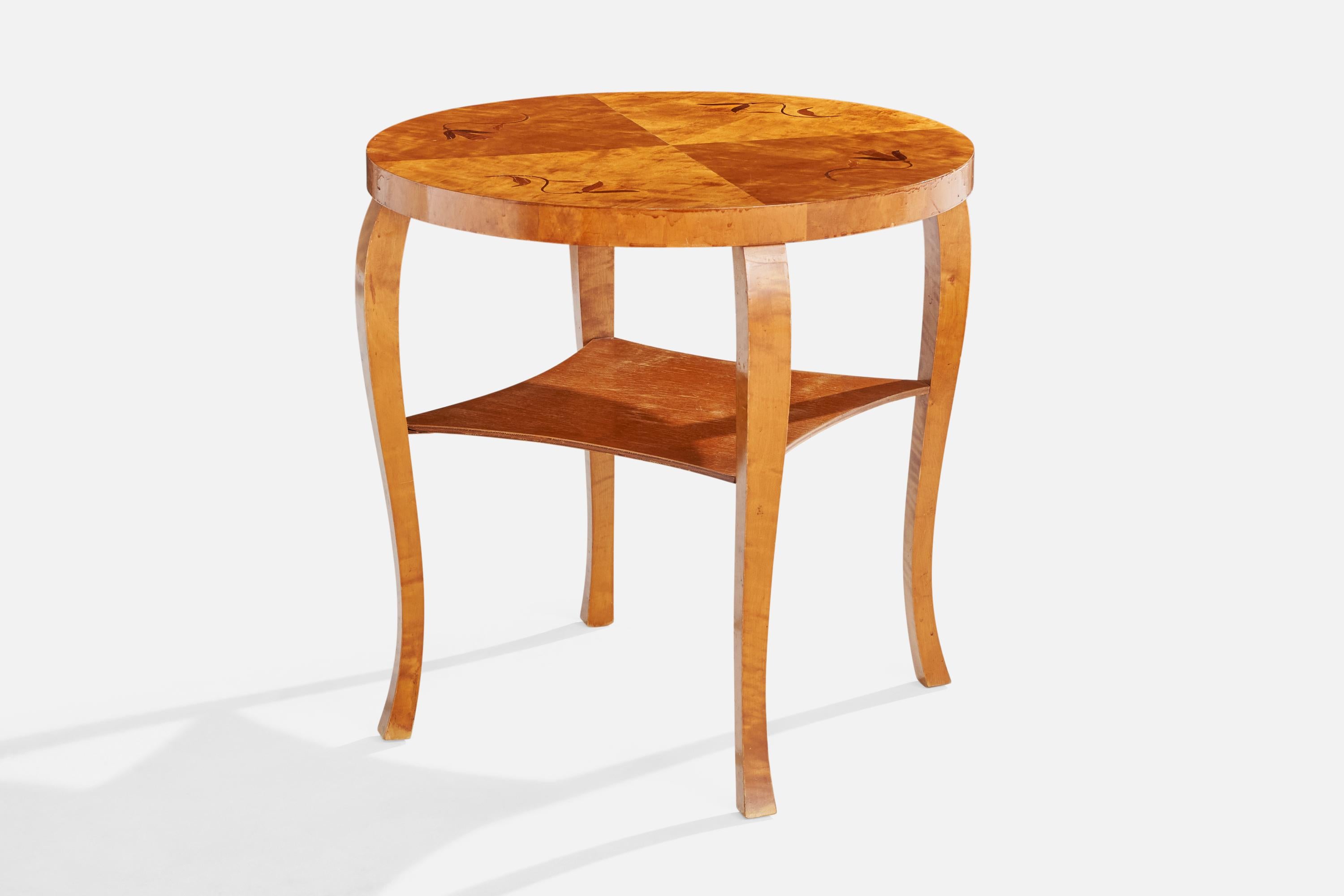 Mesa auxiliar de abedul con incrustaciones diseñada y fabricada en Suecia, c. 1930.

Dimensiones: 24,375