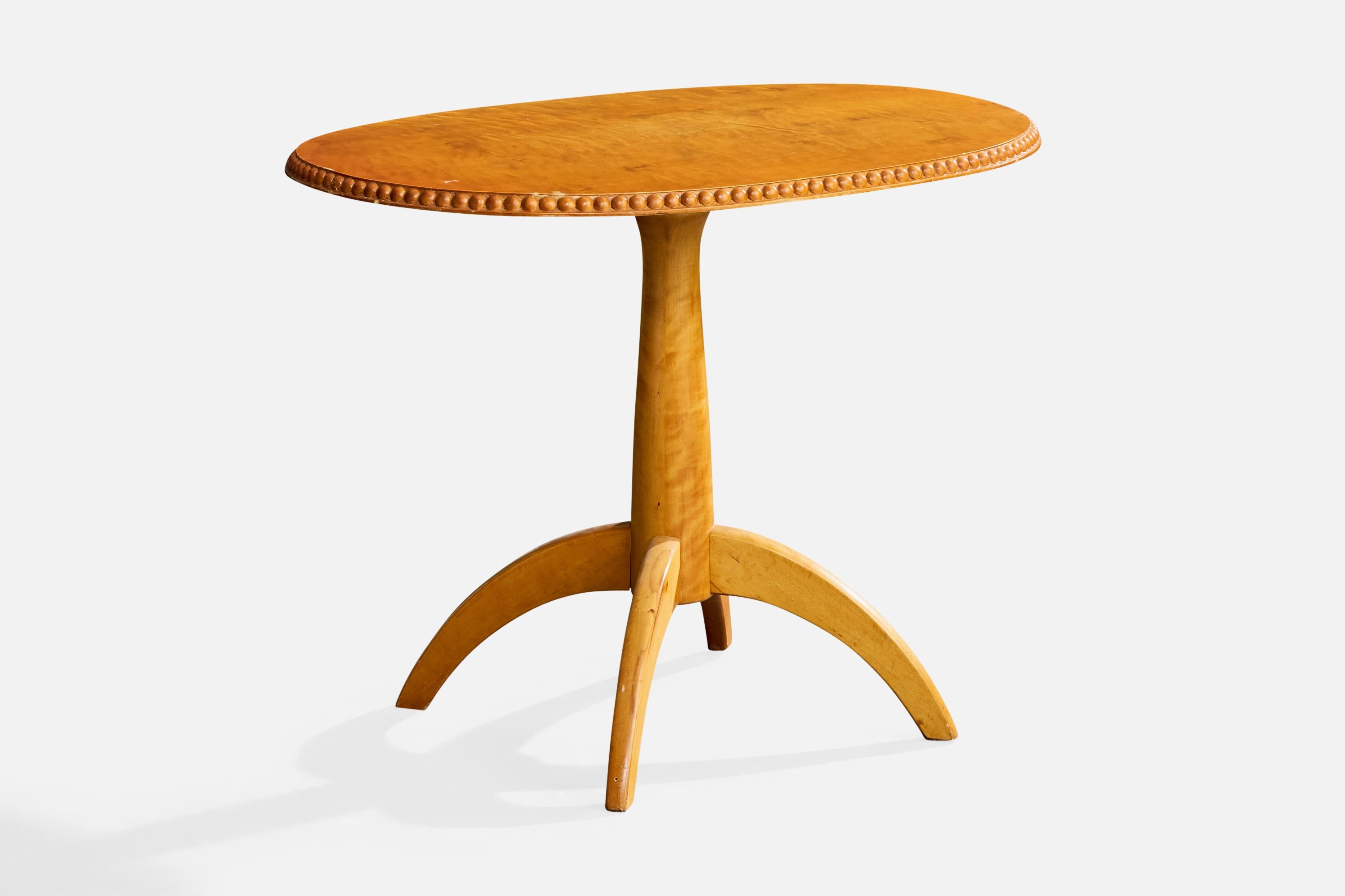 Table d'appoint en bouleau conçue et fabriquée en Suède, c. années 1940.

Le plateau de la table présente des craquelures naturelles et des rayures mineures dues à une utilisation normale.

Patine dans les détails des bords.

Légères éraflures sur