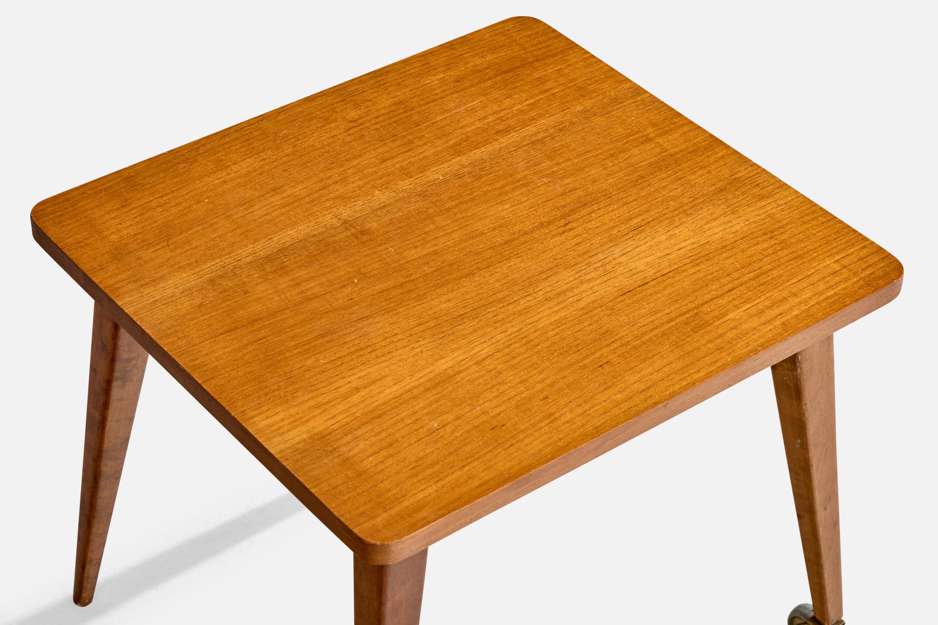 Tavolino di design svedese, betulla, teak, ottone, Svezia, anni '50 In condizioni buone in vendita a High Point, NC