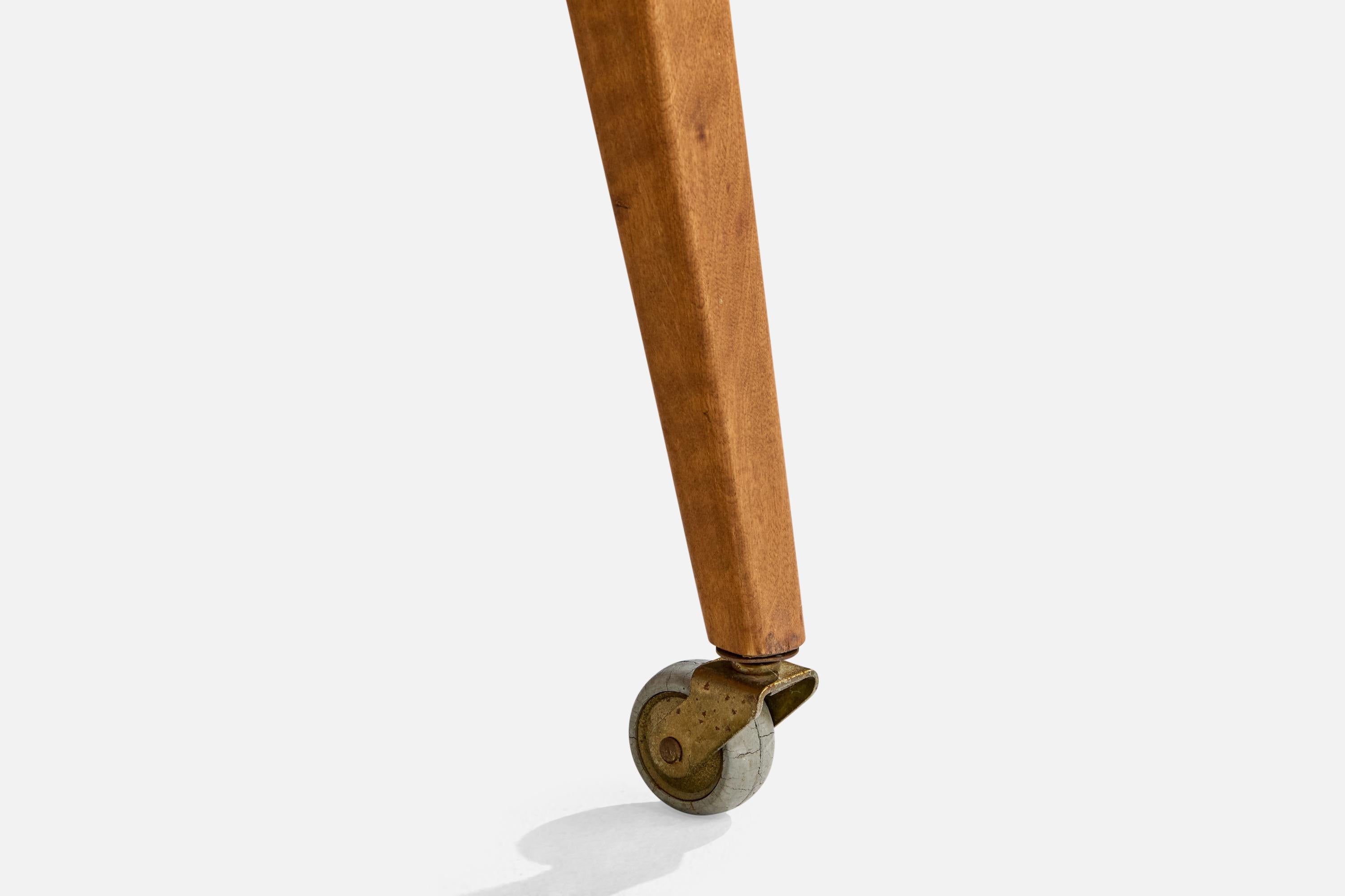 Tavolino di design svedese, betulla, teak, ottone, Svezia, anni '50 in vendita 1
