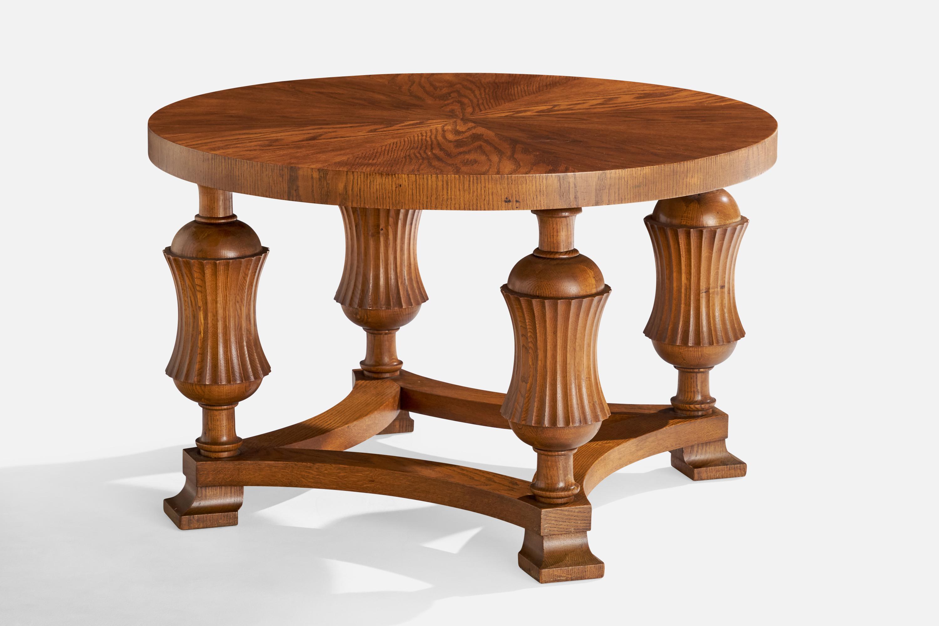 Mesa auxiliar o central de olmo diseñada y fabricada en Suecia, c. 1930.