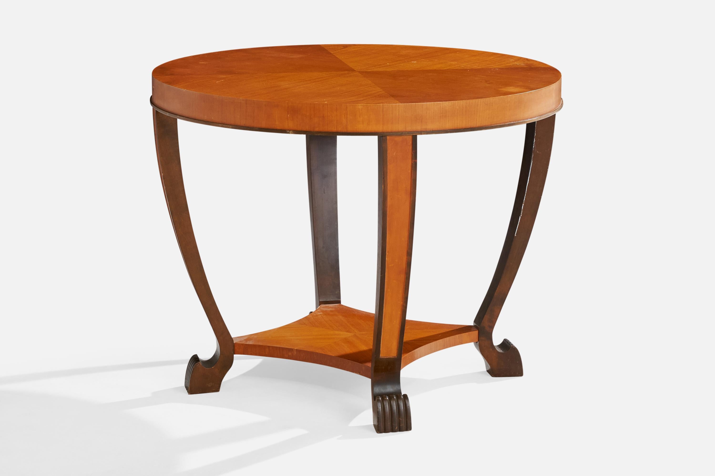 Mesa auxiliar de olmo y madera teñida de oscuro, diseñada y fabricada en Suecia, c. 1930.

Dimensiones: 23,45