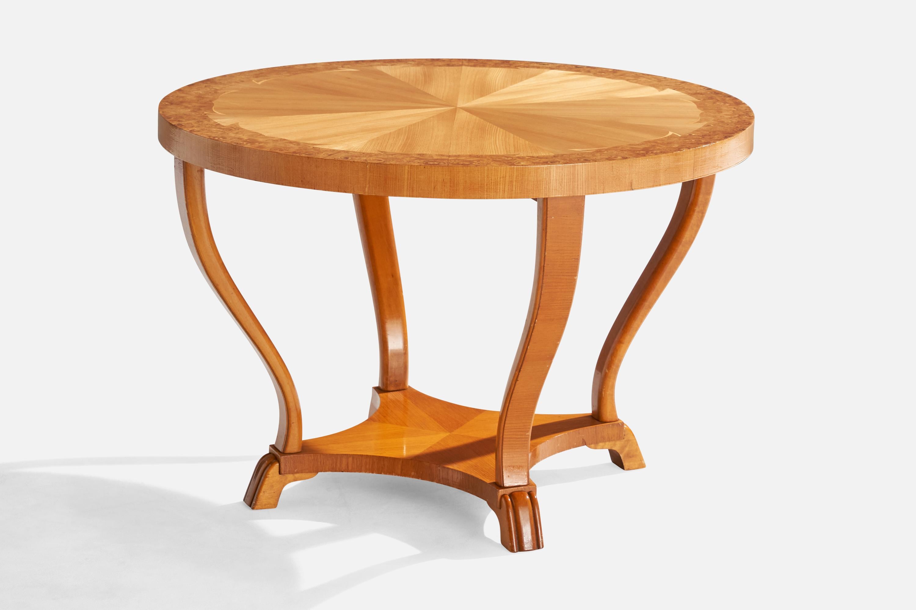 Mesa auxiliar de roble y nudo diseñada y fabricada en Suecia, c. 1930.

Dimensiones: 23,75