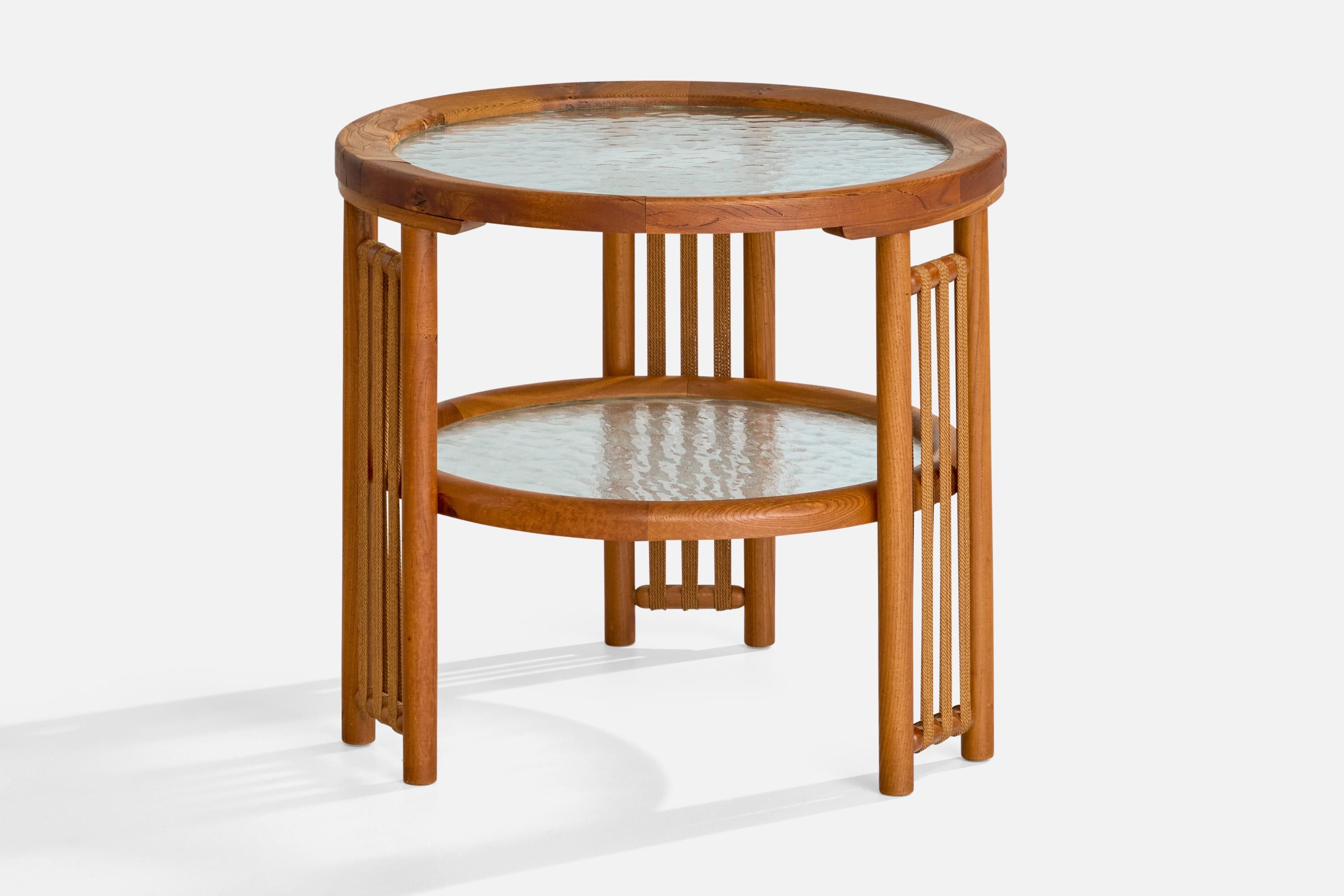 Beistelltisch aus Eichenholz, Glas und Stoff, entworfen und hergestellt in Schweden, ca. 1940er Jahre.

Abmessungen: 21,75