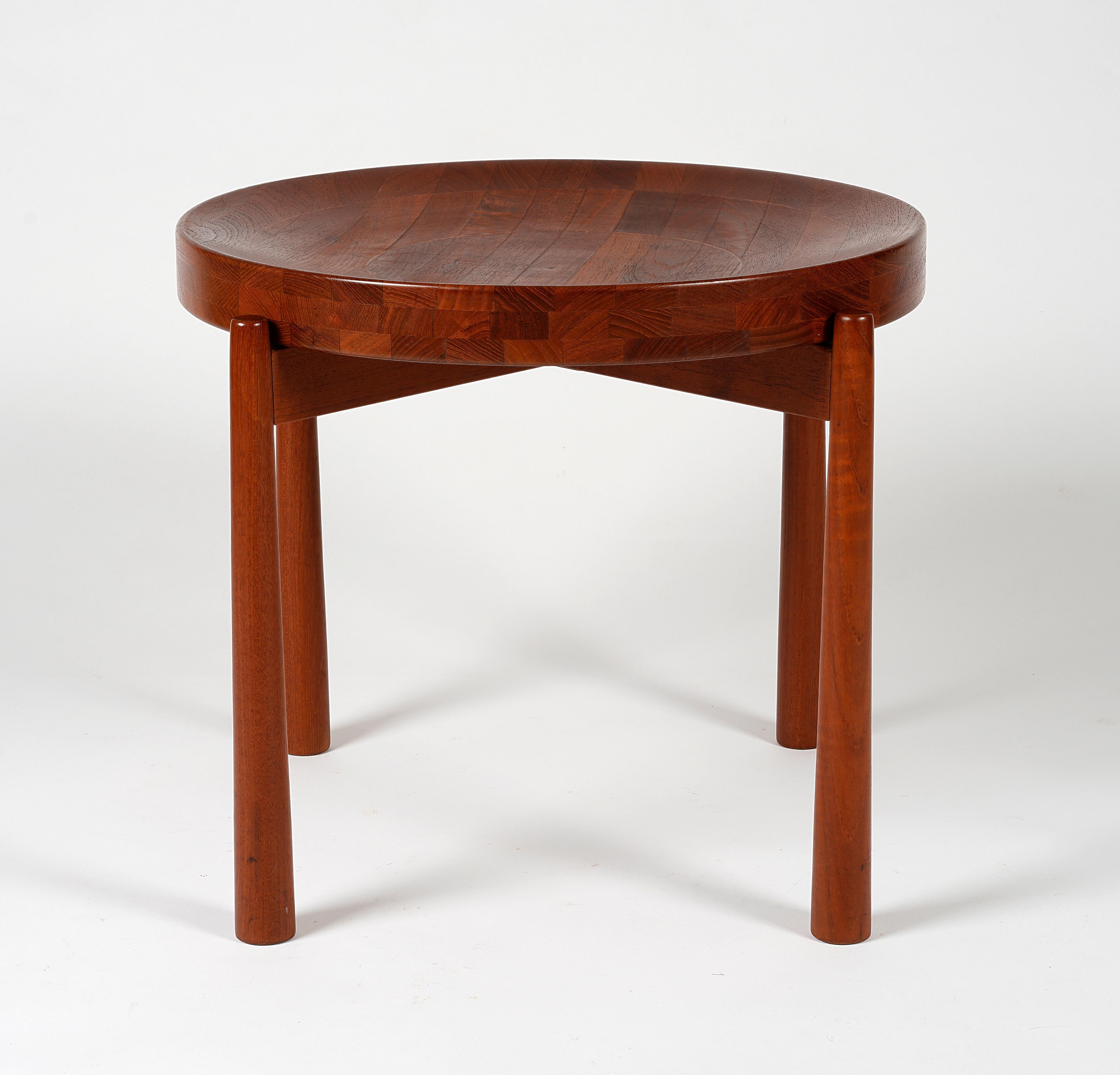 Una preciosa mesa auxiliar o frutero de teca maciza. Tiene un tablero reversible en el que un lado es cóncavo y el otro plano. El diámetro del tablero es de 50 cm.

Diseñador desconocido, probablemente fabricado en Suecia en la década de 1950. 

La