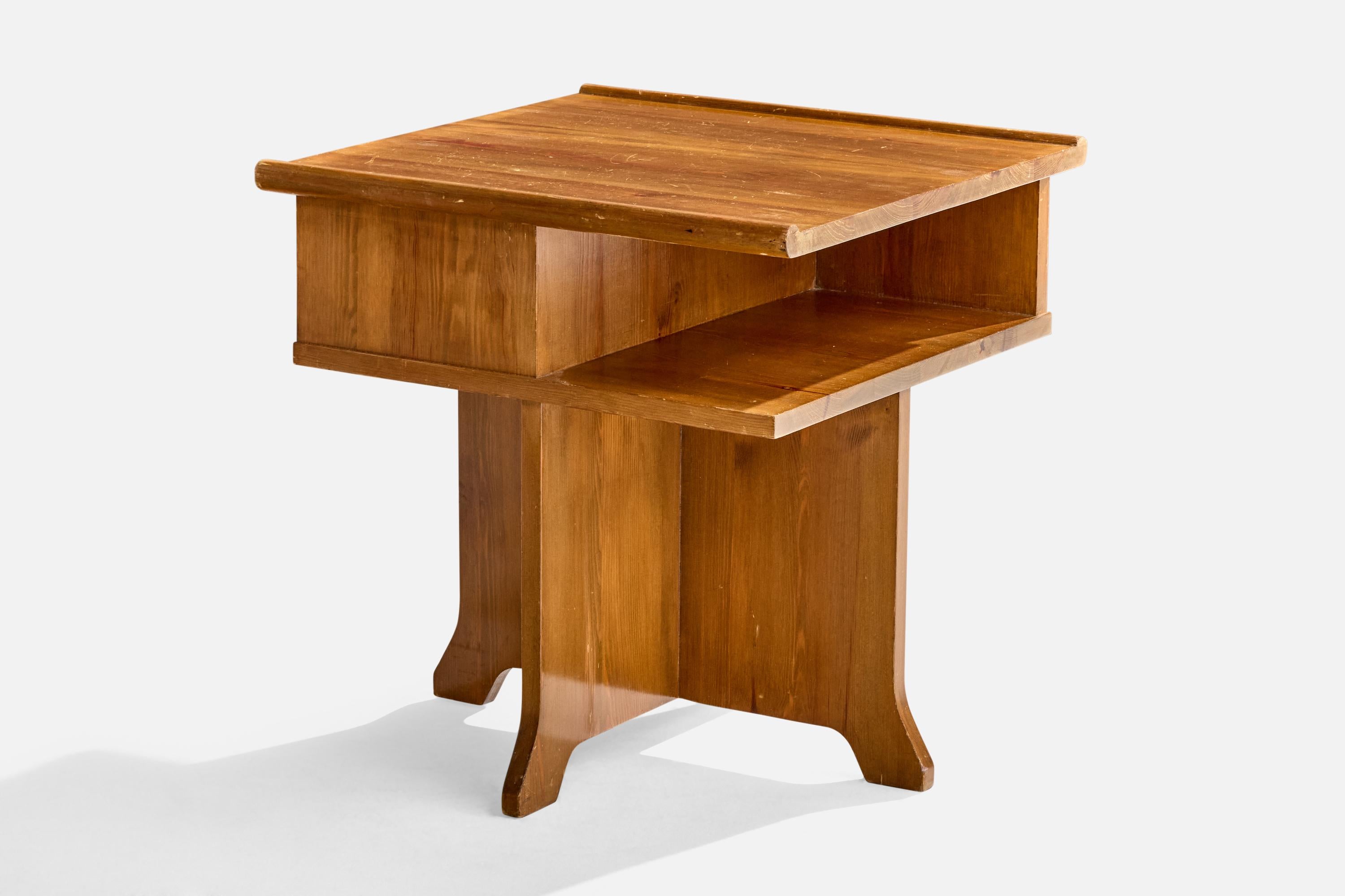 Mesa auxiliar de pino diseñada y fabricada en Suecia, c. 1940.

Dimensiones totales (pulgadas): 24,25
