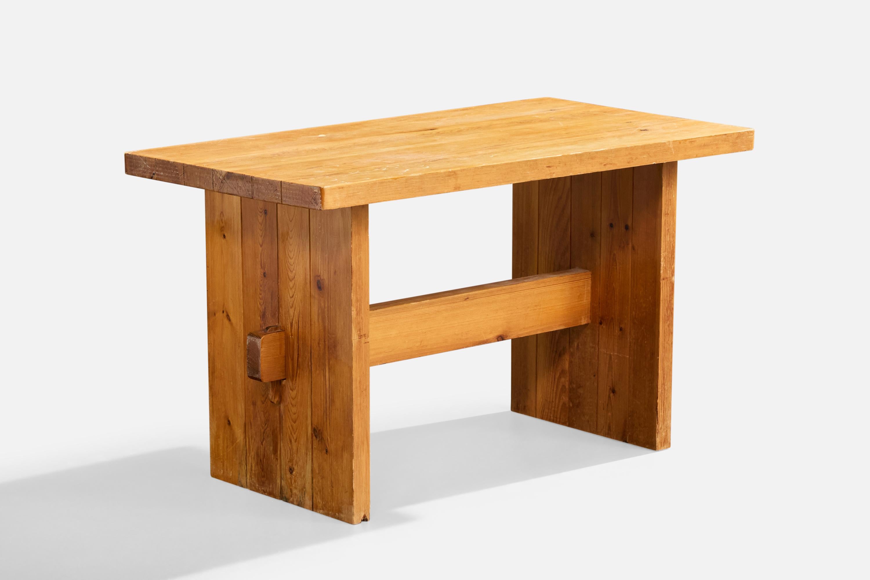 Table d'appoint ou table basse en pin, conçue et fabriquée en Suède dans les années 1940.

Provenance : Fabriqué sur mesure pour une maison de vacances à Ådalen, en Suède, dans les années 1940.

Dimensions globales (pouces) : 22.5 
