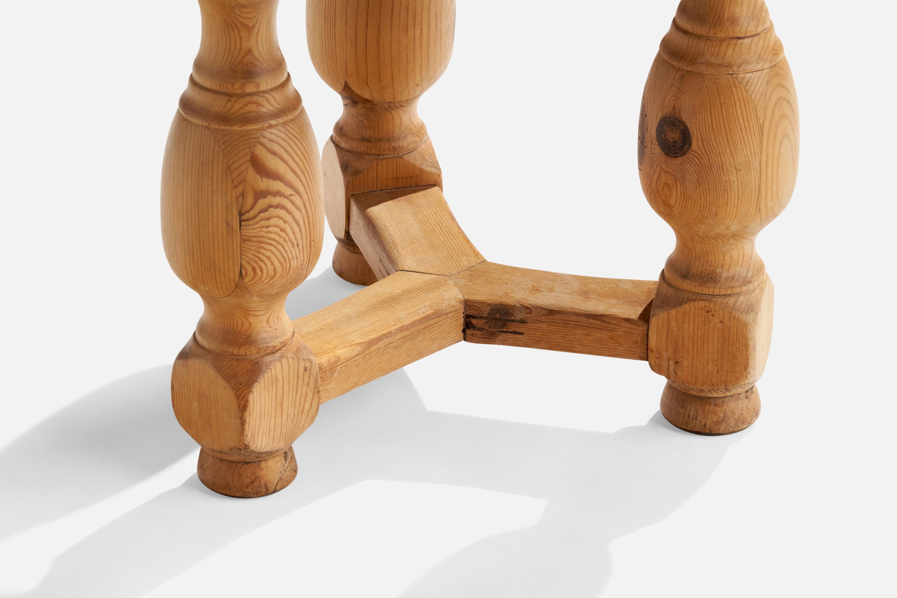 Schwedischer Designer, Beistelltisch, Kiefernholz, Schweden, 1940er Jahre (Skandinavische Moderne) im Angebot