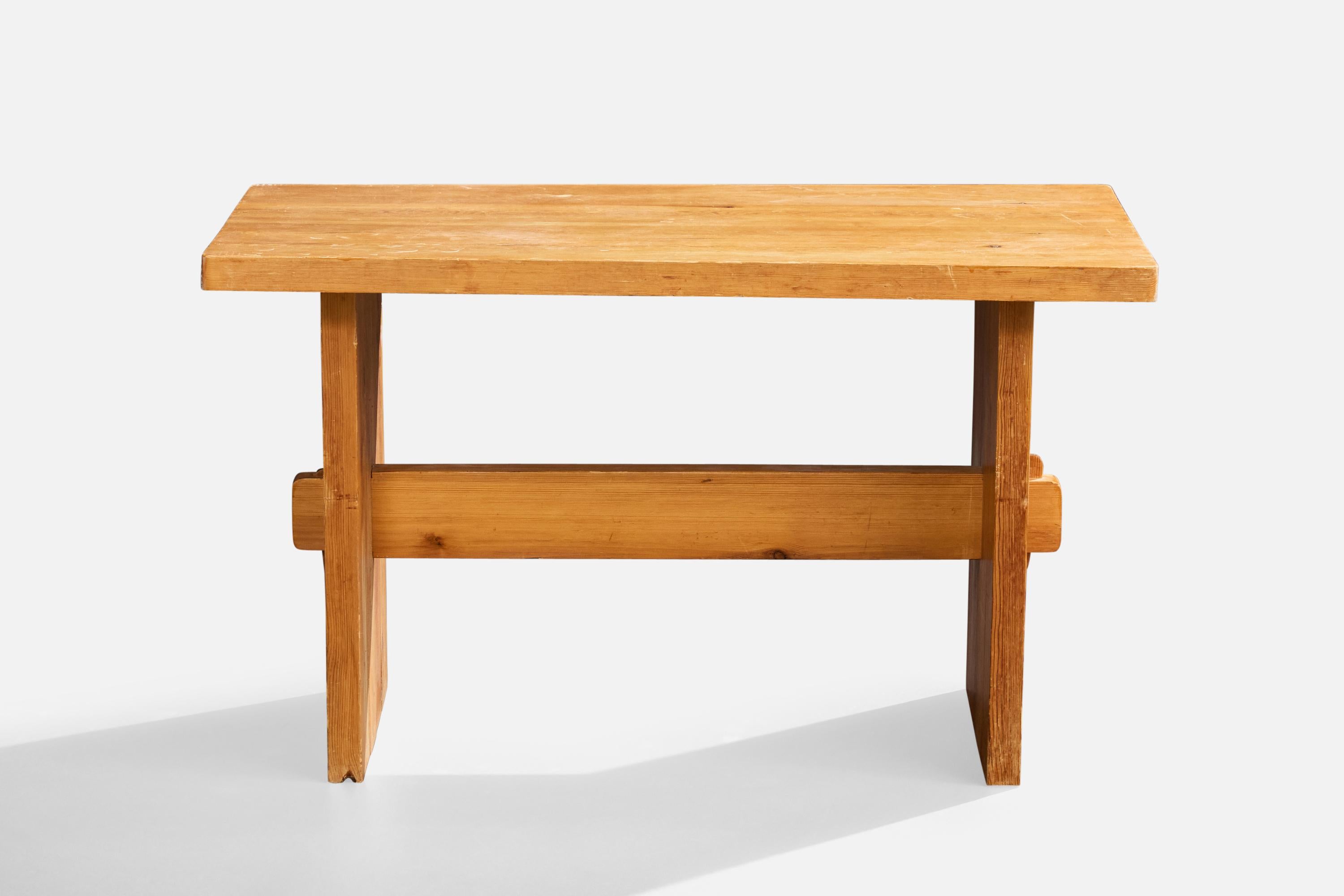 Scandinave moderne Designer suédois, table d'appoint en pin, Suède, années 1940 en vente