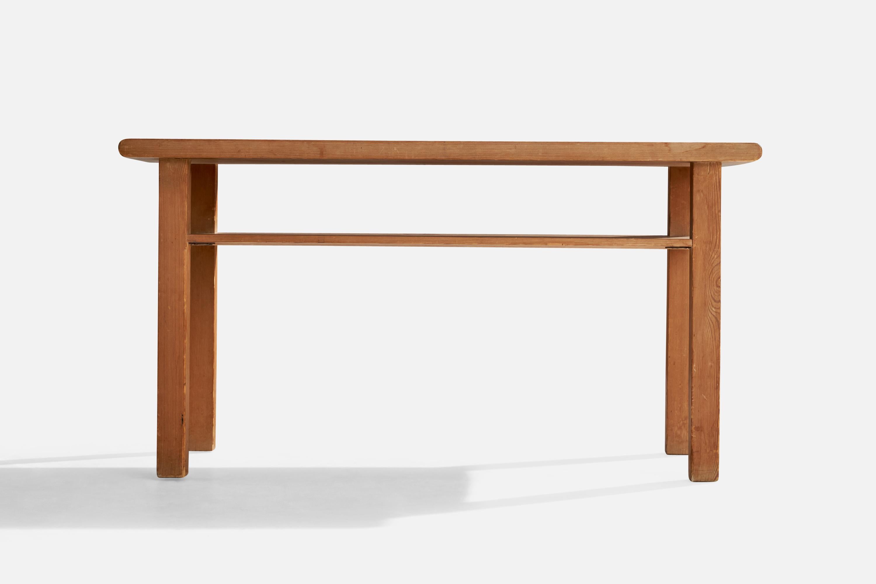 Schwedischer Designer, Beistelltisch, Kiefernholz, Schweden, 1940er Jahre im Zustand „Gut“ im Angebot in High Point, NC