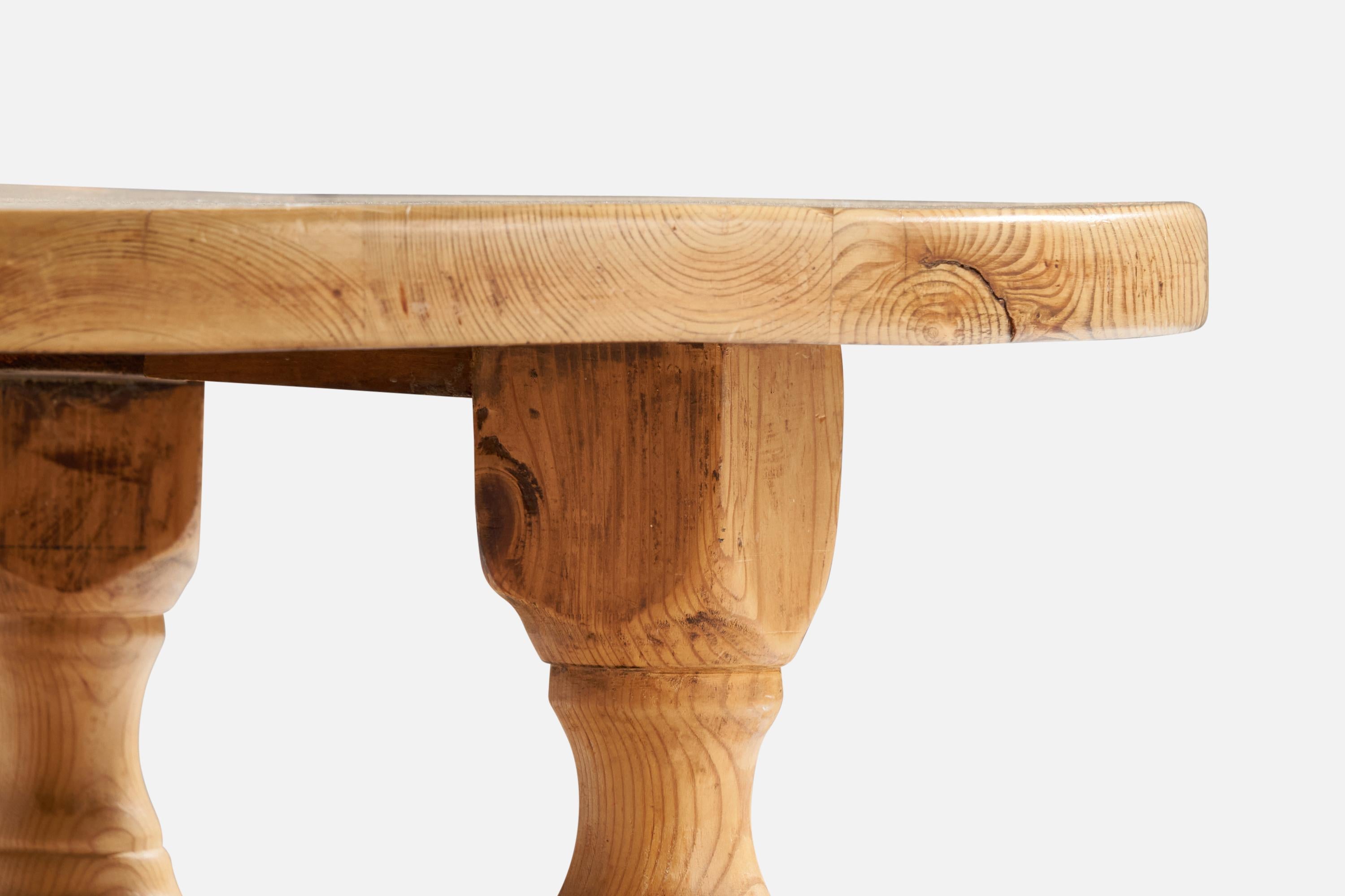 Schwedischer Designer, Beistelltisch, Kiefernholz, Schweden, 1940er Jahre im Zustand „Gut“ im Angebot in High Point, NC