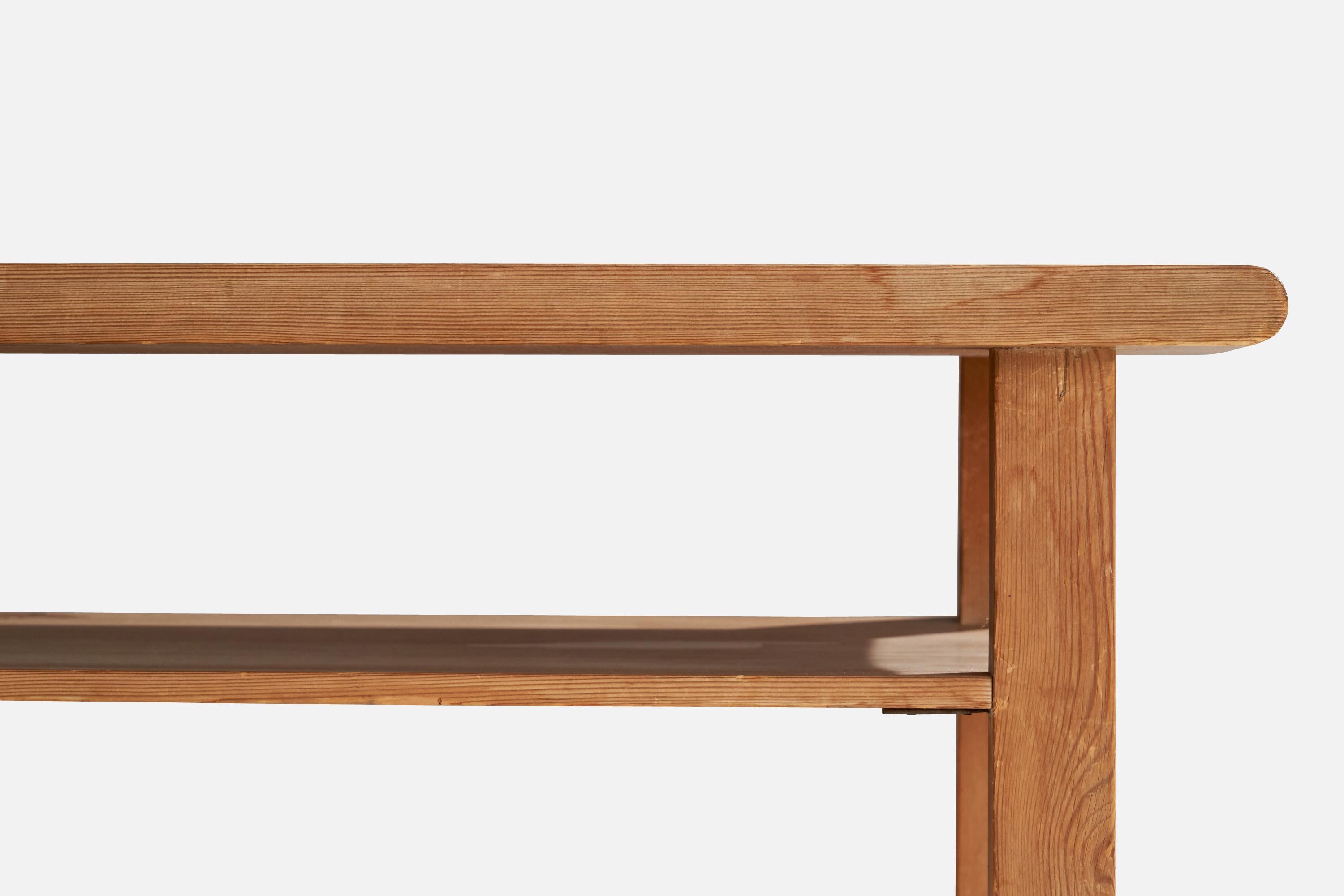 Schwedischer Designer, Beistelltisch, Kiefernholz, Schweden, 1940er Jahre (Mitte des 20. Jahrhunderts) im Angebot