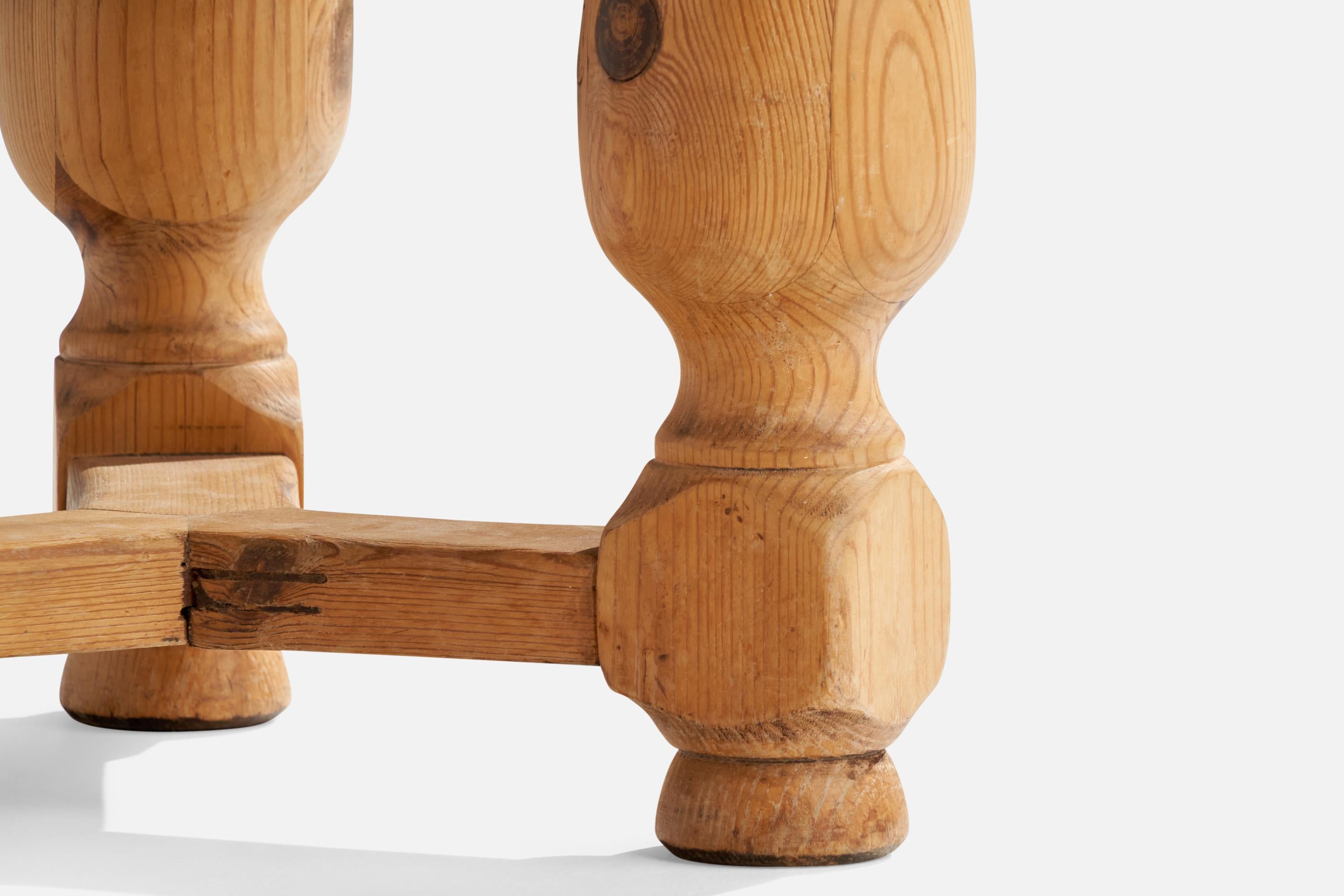 Schwedischer Designer, Beistelltisch, Kiefernholz, Schweden, 1940er Jahre (Mitte des 20. Jahrhunderts) im Angebot