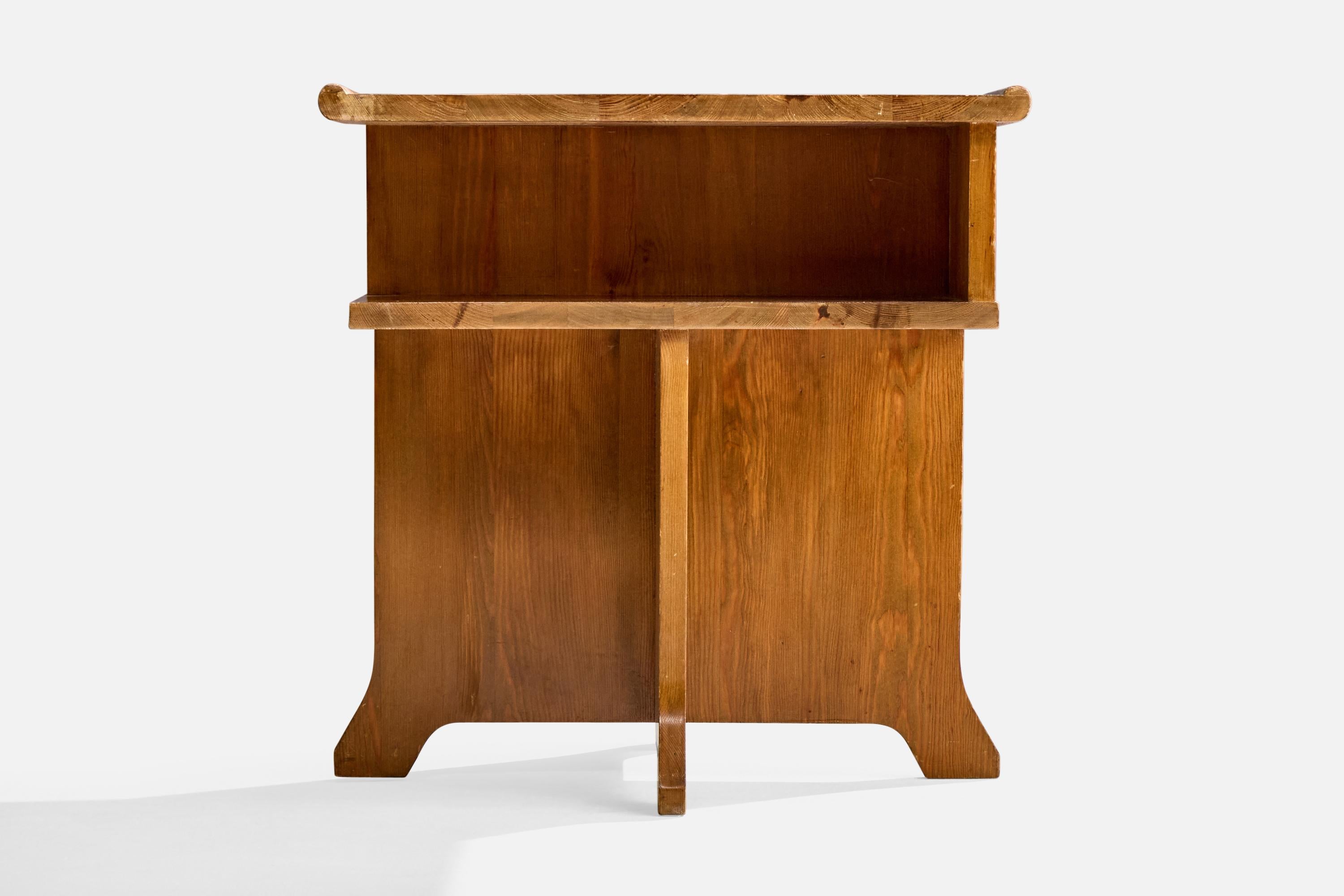Diseñador sueco, Mesa auxiliar, Pino, Suecia, Años 1940 en Bueno estado para la venta en High Point, NC