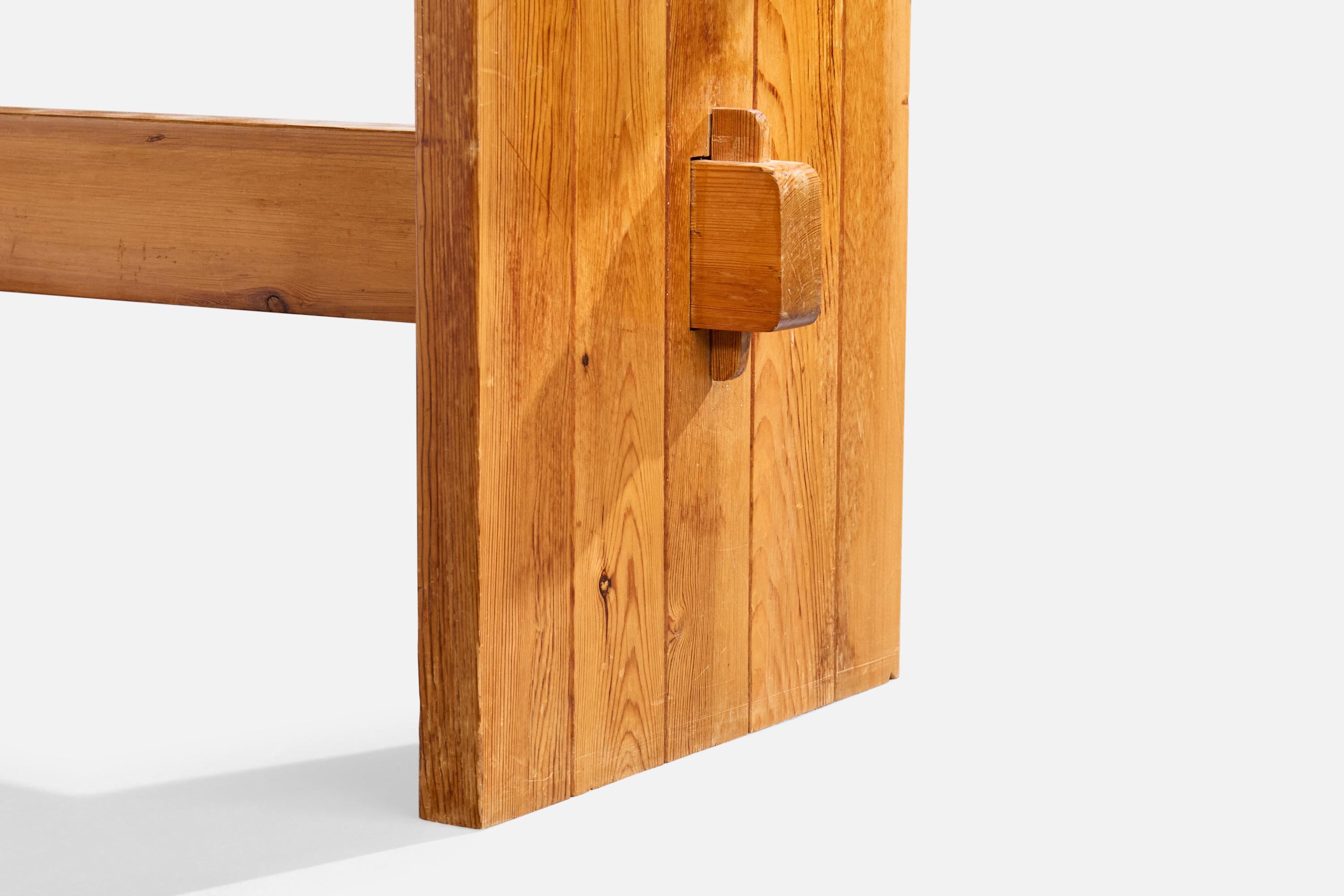 Bois Designer suédois, table d'appoint en pin, Suède, années 1940 en vente