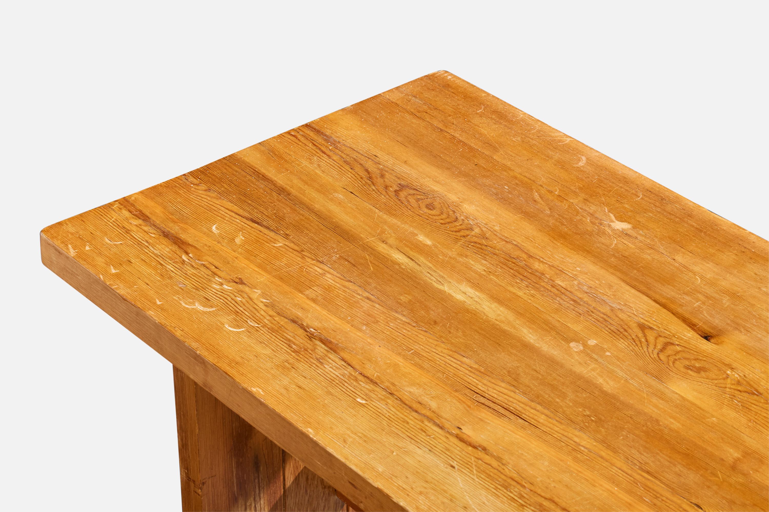 Designer suédois, table d'appoint en pin, Suède, années 1940 en vente 1