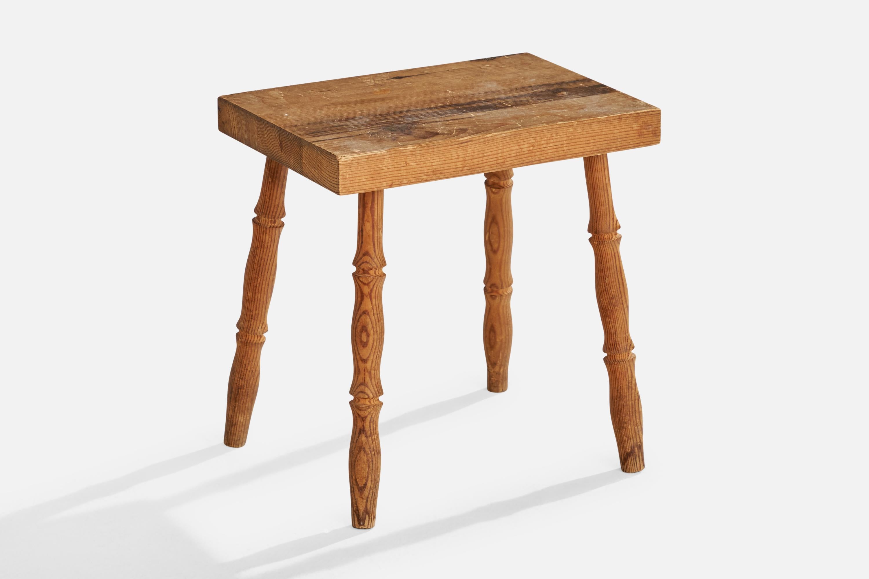 Ein Beistelltisch oder Hocker aus Kiefernholz, entworfen und hergestellt in Schweden, ca. 1960er Jahre.

Abmessungen: 14,25