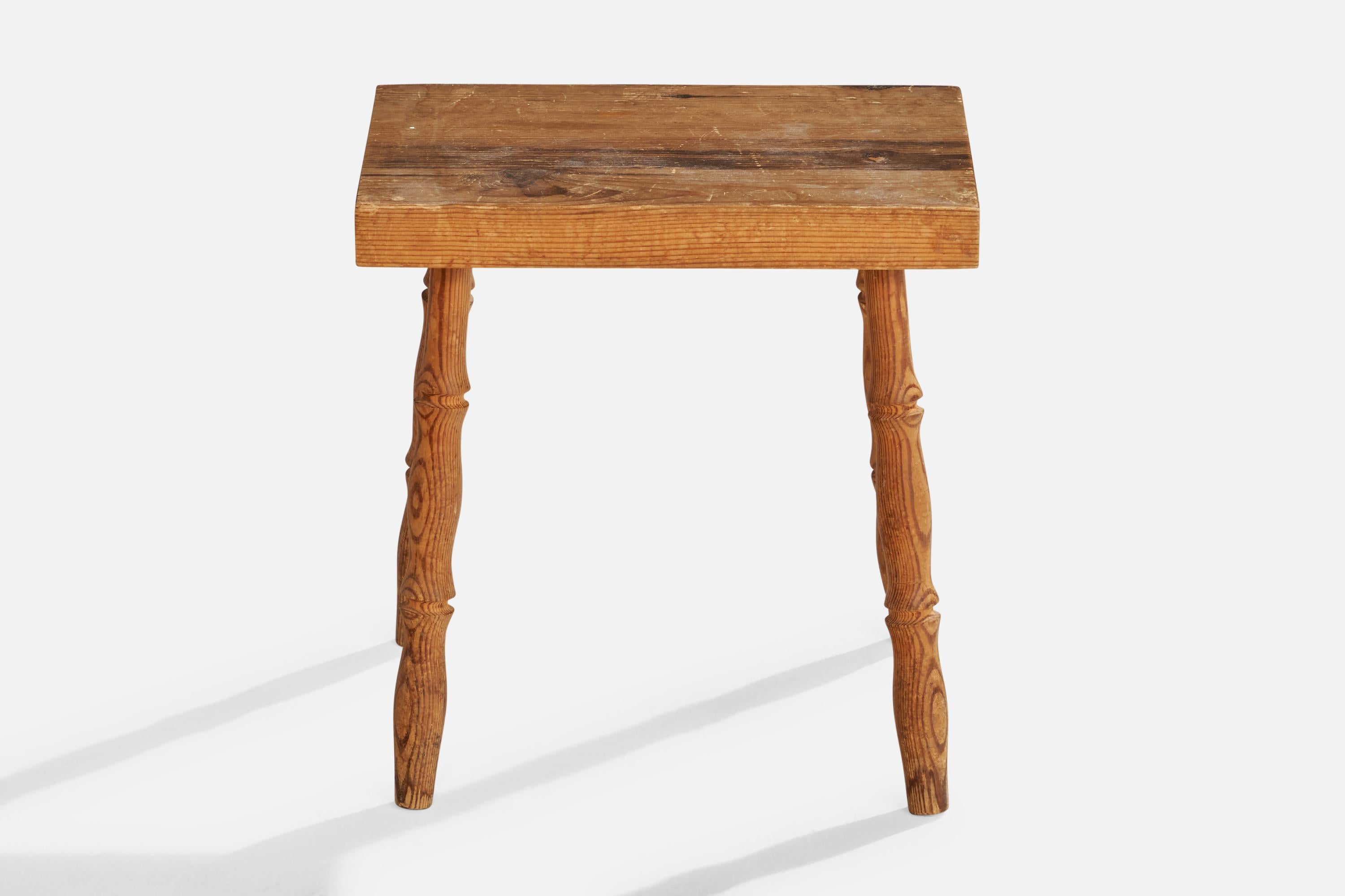 Schwedischer Designer, Beistelltisch, Kiefernholz, Schweden, 1960er Jahre im Zustand „Gut“ im Angebot in High Point, NC