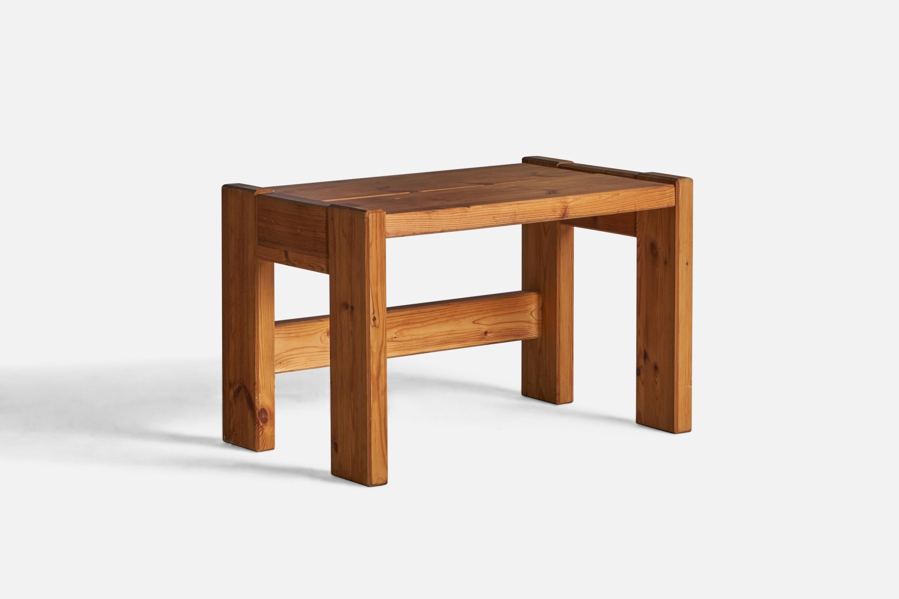Grande table d'appoint en pin, conçue et fabriquée en Suède dans les années 1970.