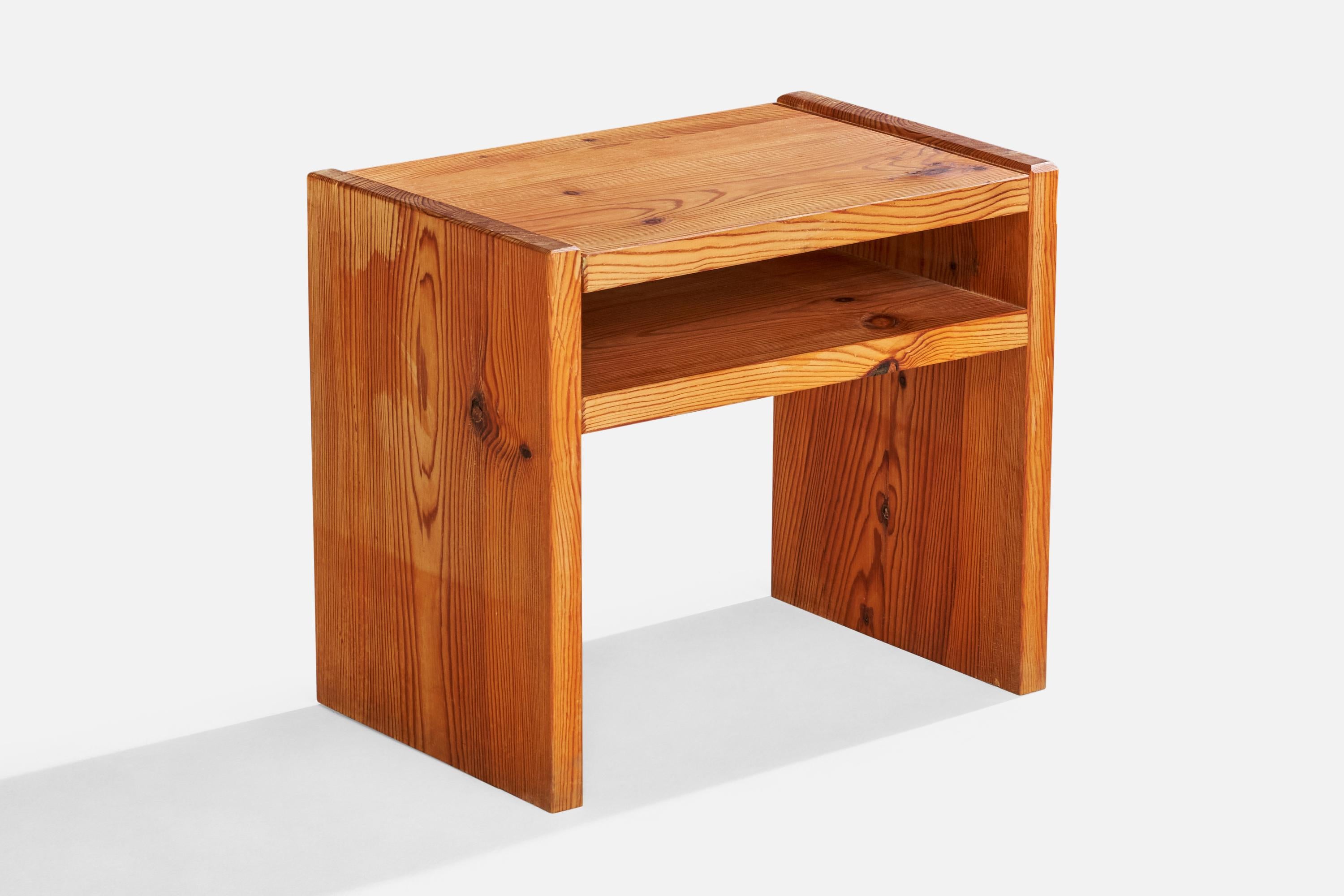 Mesa auxiliar de pino diseñada y fabricada en Suecia, c. 1970.

Dimensiones: 15,8