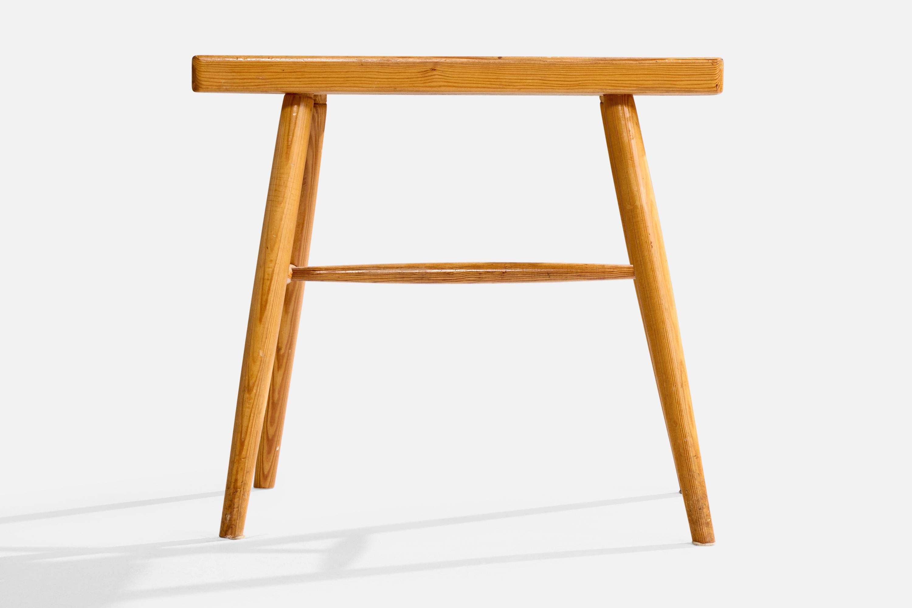 Suédois Designer suédois, table d'appoint en pin, Suède, années 1970 en vente