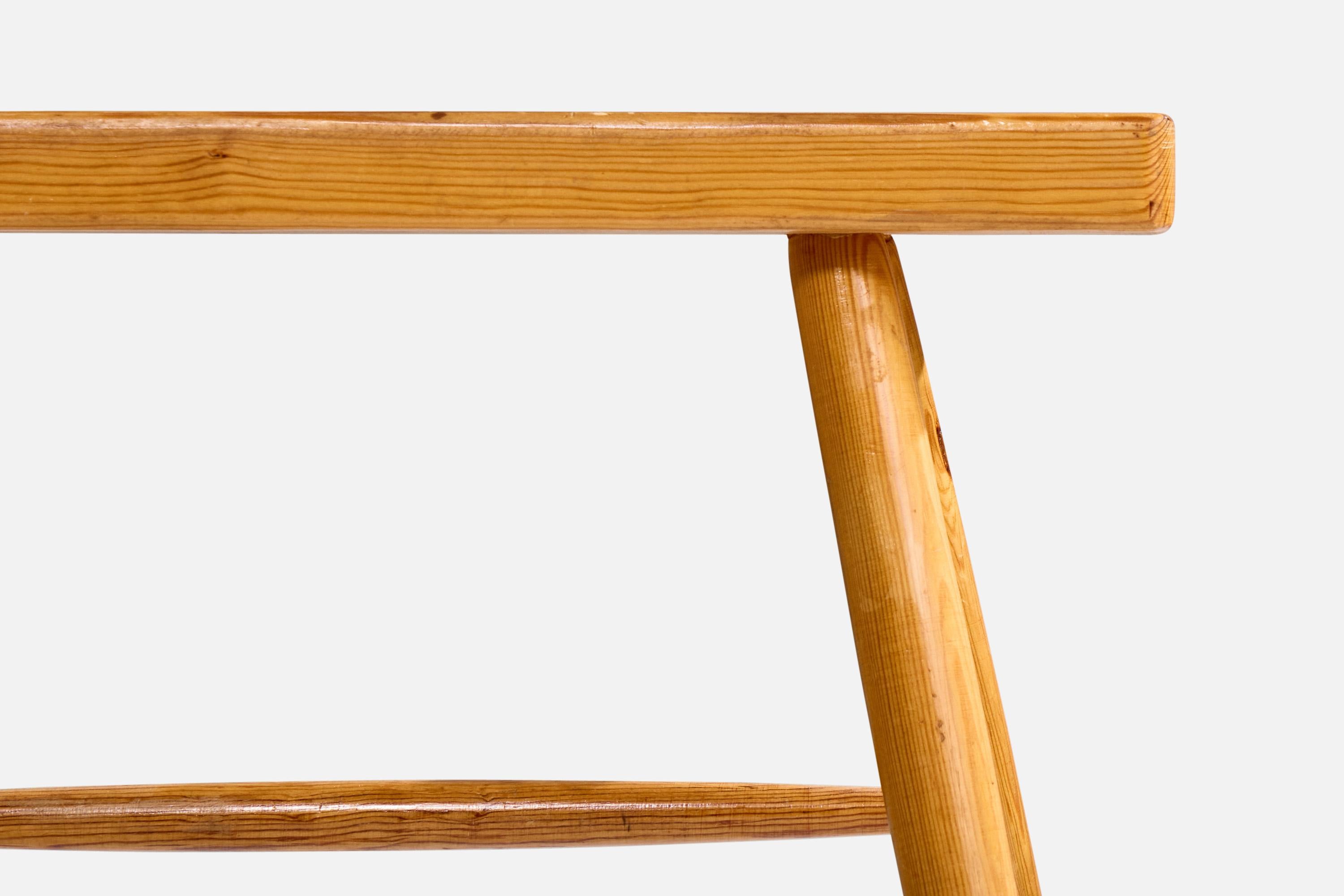 Designer suédois, table d'appoint en pin, Suède, années 1970 Bon état - En vente à High Point, NC