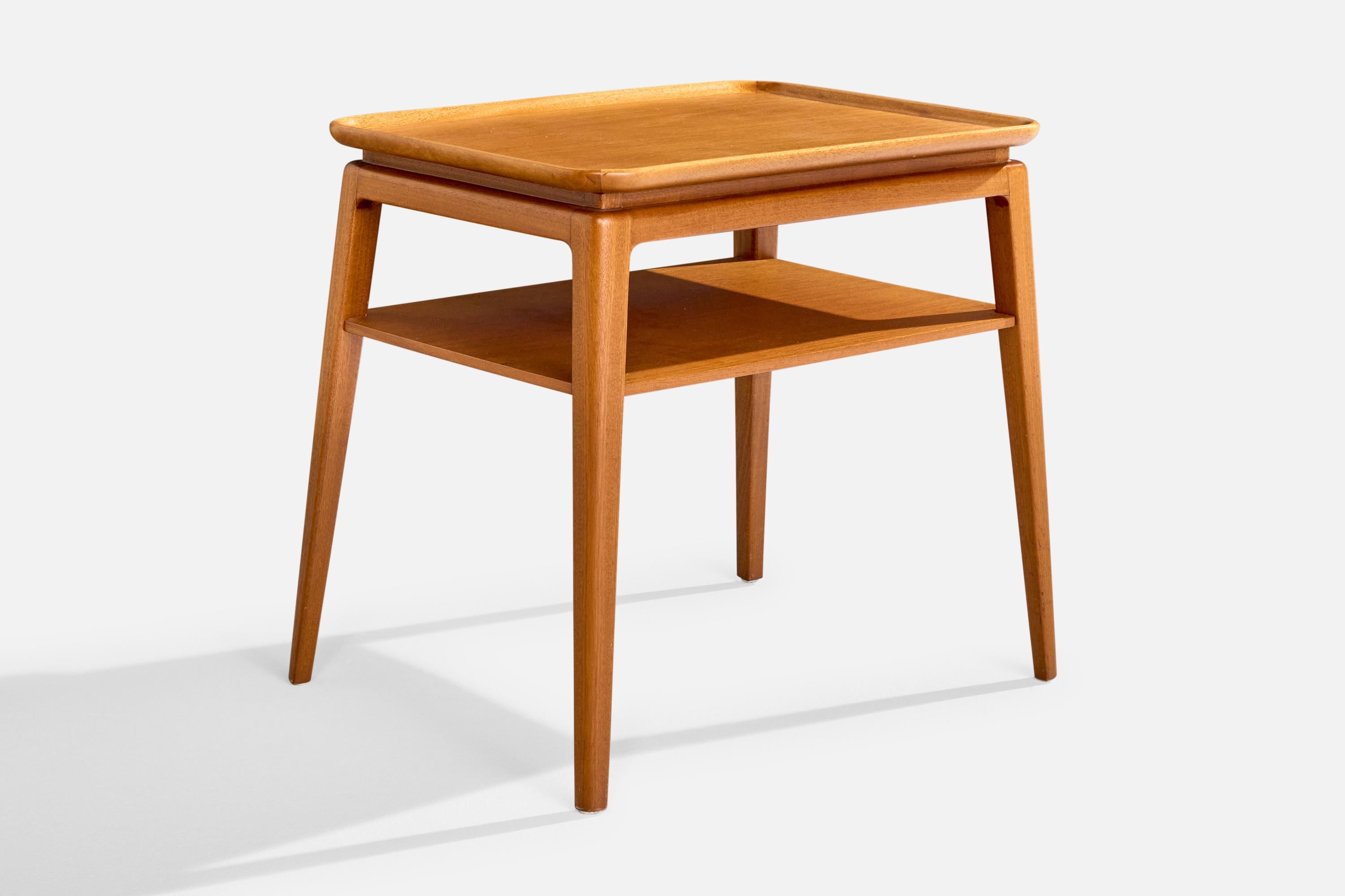Mesa auxiliar de teca diseñada y fabricada en Suecia, c. 1960.

Dimensiones: 21,5