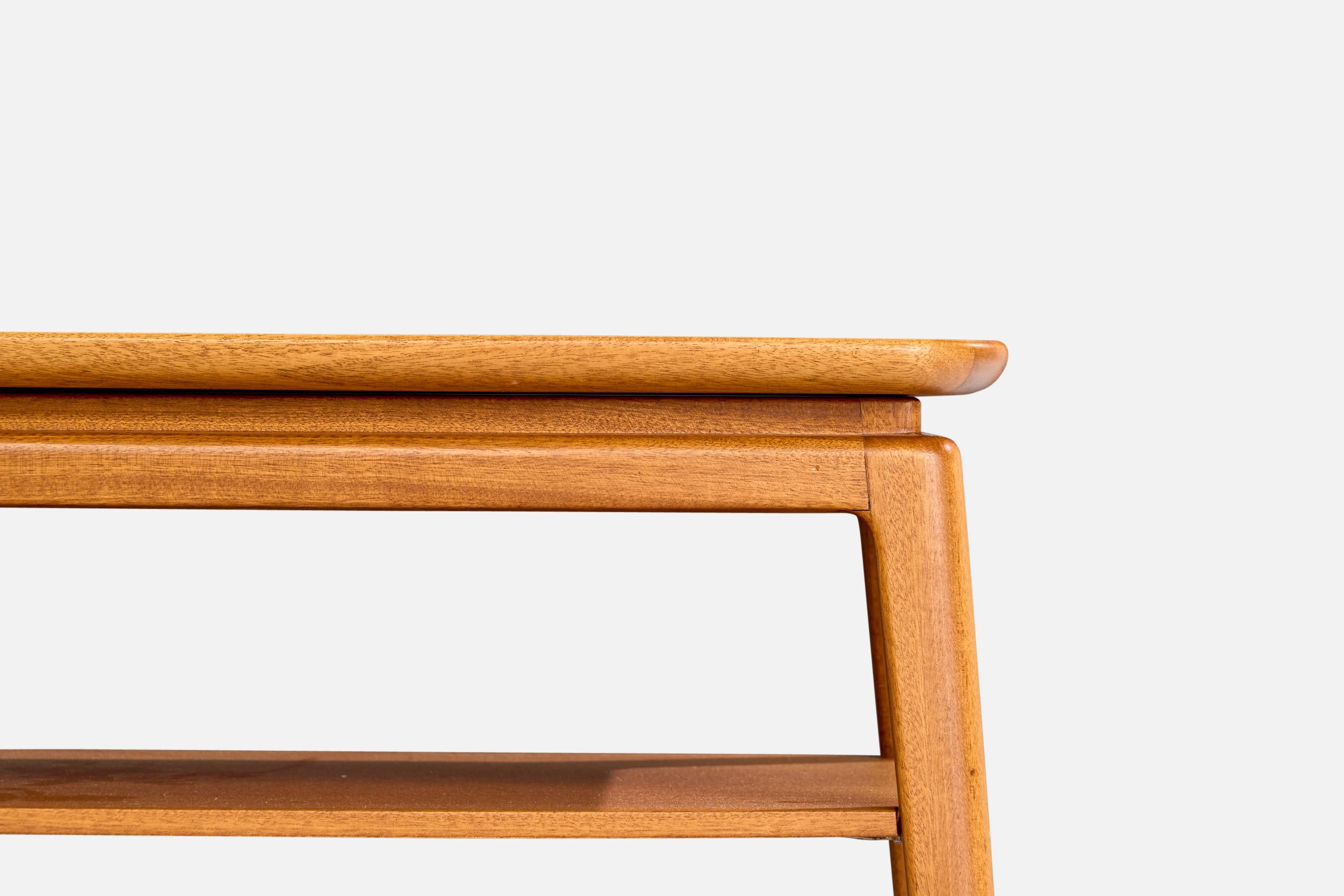Diseñador sueco, Mesa auxiliar, Teca, Suecia, Años 60 en Bueno estado para la venta en High Point, NC
