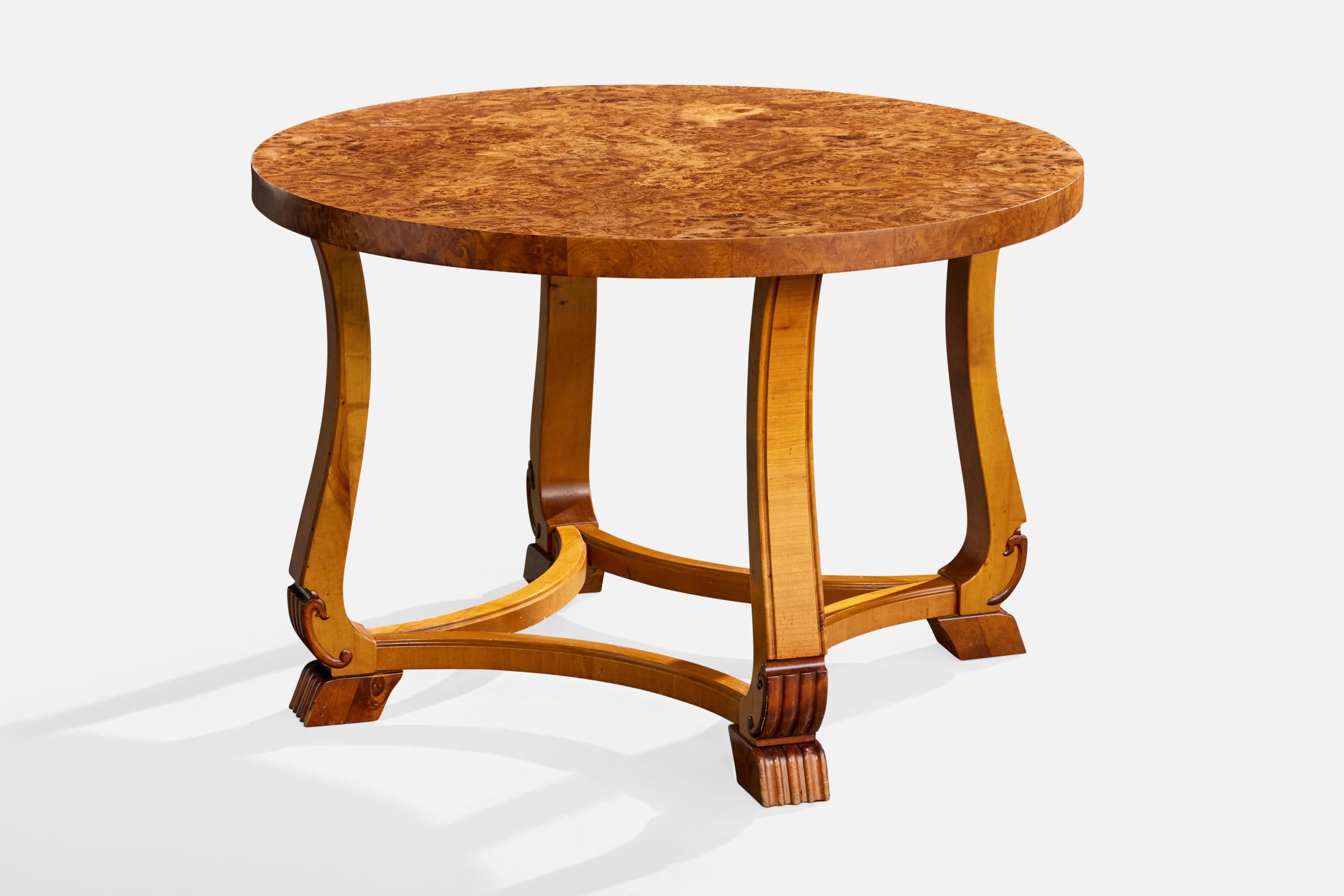 Tavolino in legno e radica progettato e prodotto in Svezia, anni '30 circa.

Lievi segni di usura su gambe e piedi.

Rifinito.

Dimensioni complessive (pollici): 23.75 