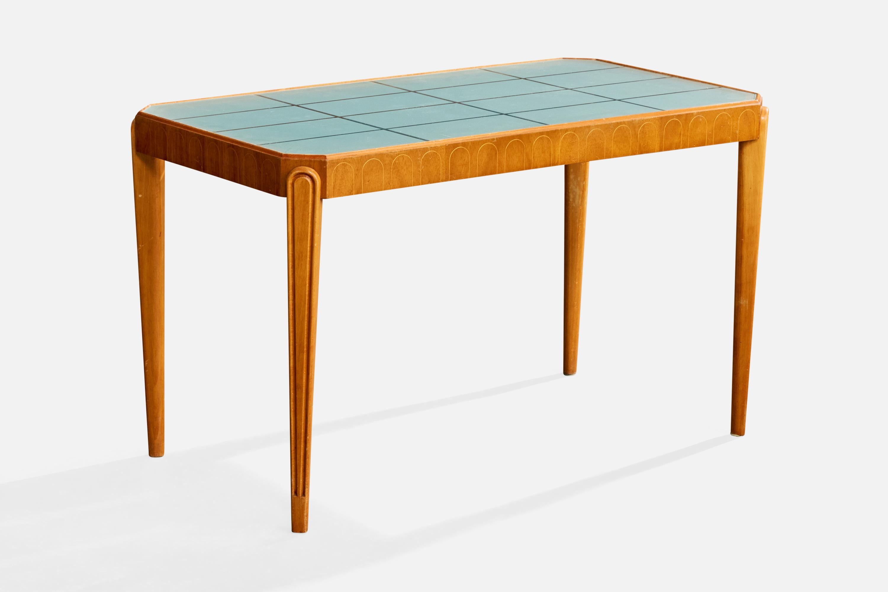 Table d'appoint en verre gravé et en bois, conçue et fabriquée en Suède, C.C.

Le verre dépoli présente de légères taches sur un bord de la table ; quelques imperfections et rayures mineures sur la surface du plateau en verre et sur le cadre en