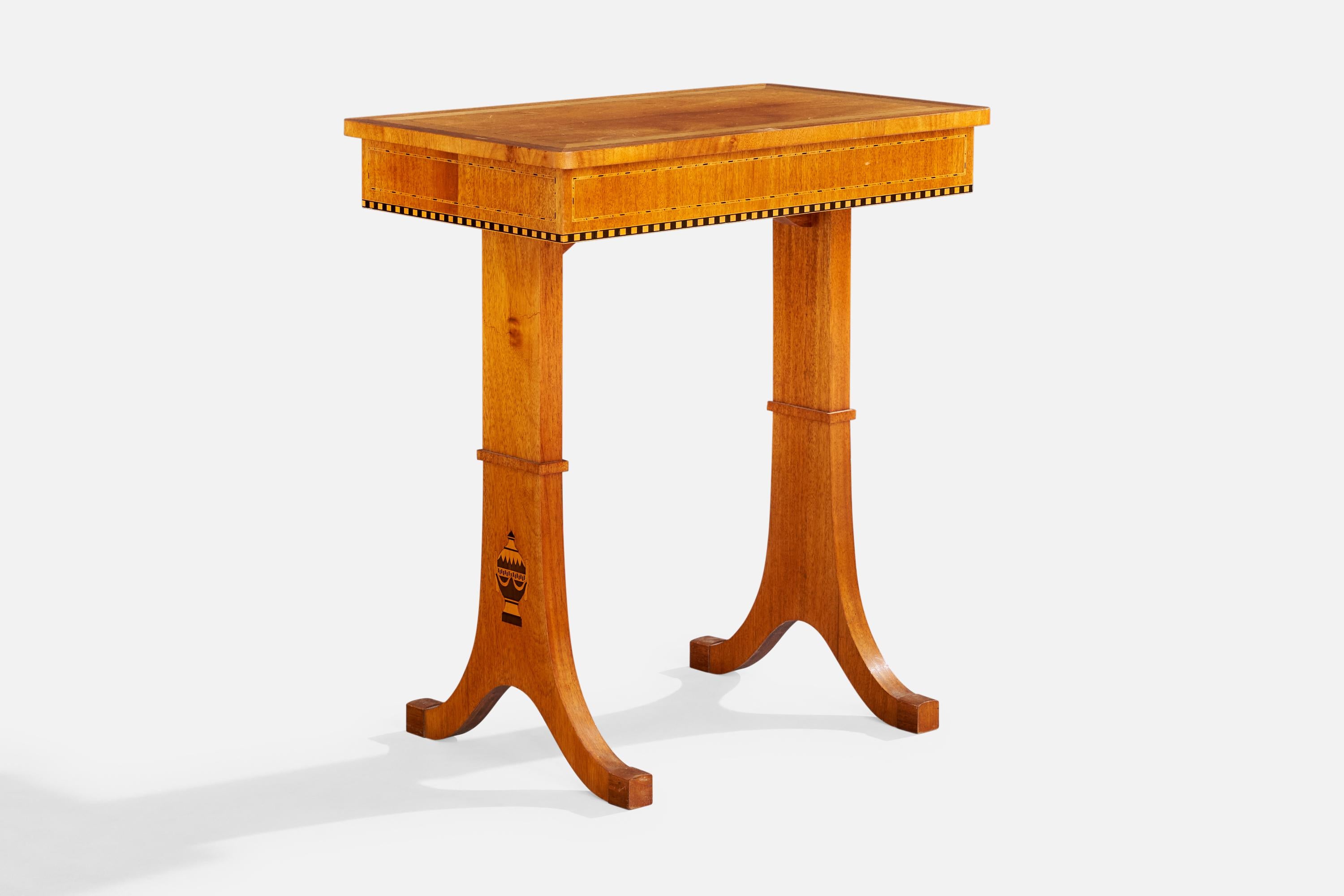 Beistelltisch aus Holz mit Intarsien, entworfen und hergestellt in Schweden, ca. 1930er Jahre.

Abmessungen: 29,3