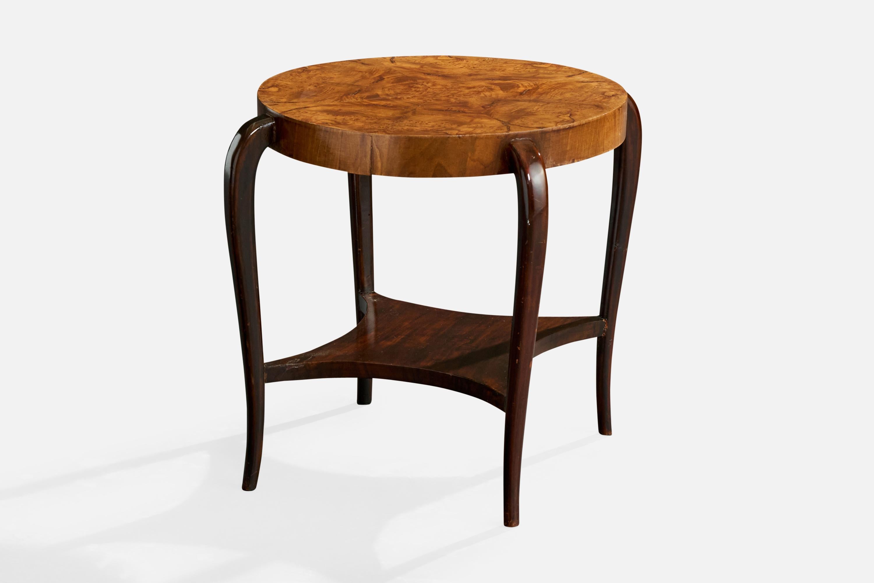 Table d'appoint en ronce de bois, probablement conçue et fabriquée en Suède, vers les années 1930.

Légères traces sur le plateau de la table.

Légères éraflures sur les jambes.

Dimensions globales (pouces) : 22.25 in x 26 in

Tous les articles