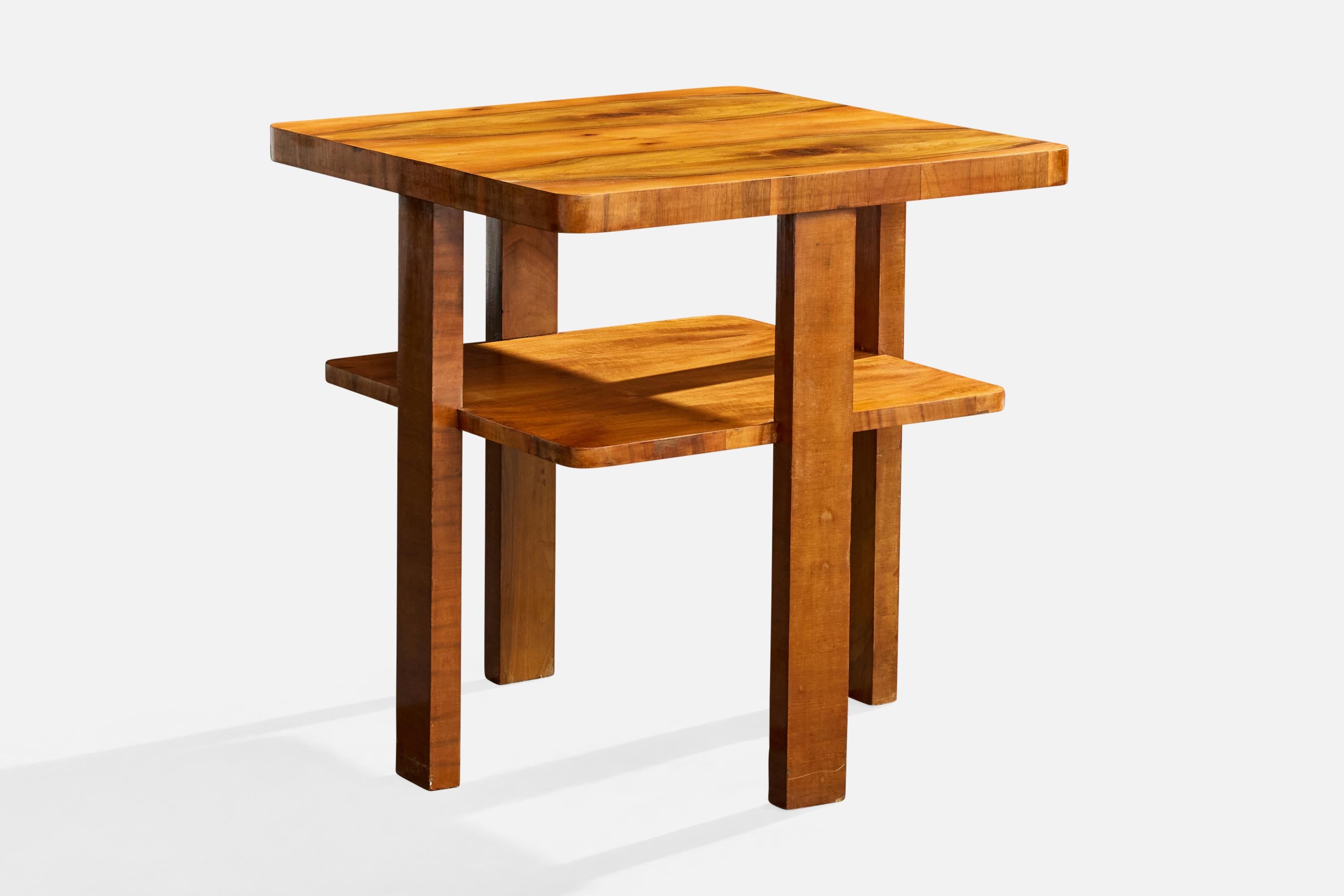 Table d'appoint en bois, probablement conçue et produite en Suède, vers les années 1930.

Ébréchure sur la garniture d'un coin du plateau de la table.

Légère usure des jambes et des pieds.

Dimensions globales (pouces) : 29.25 