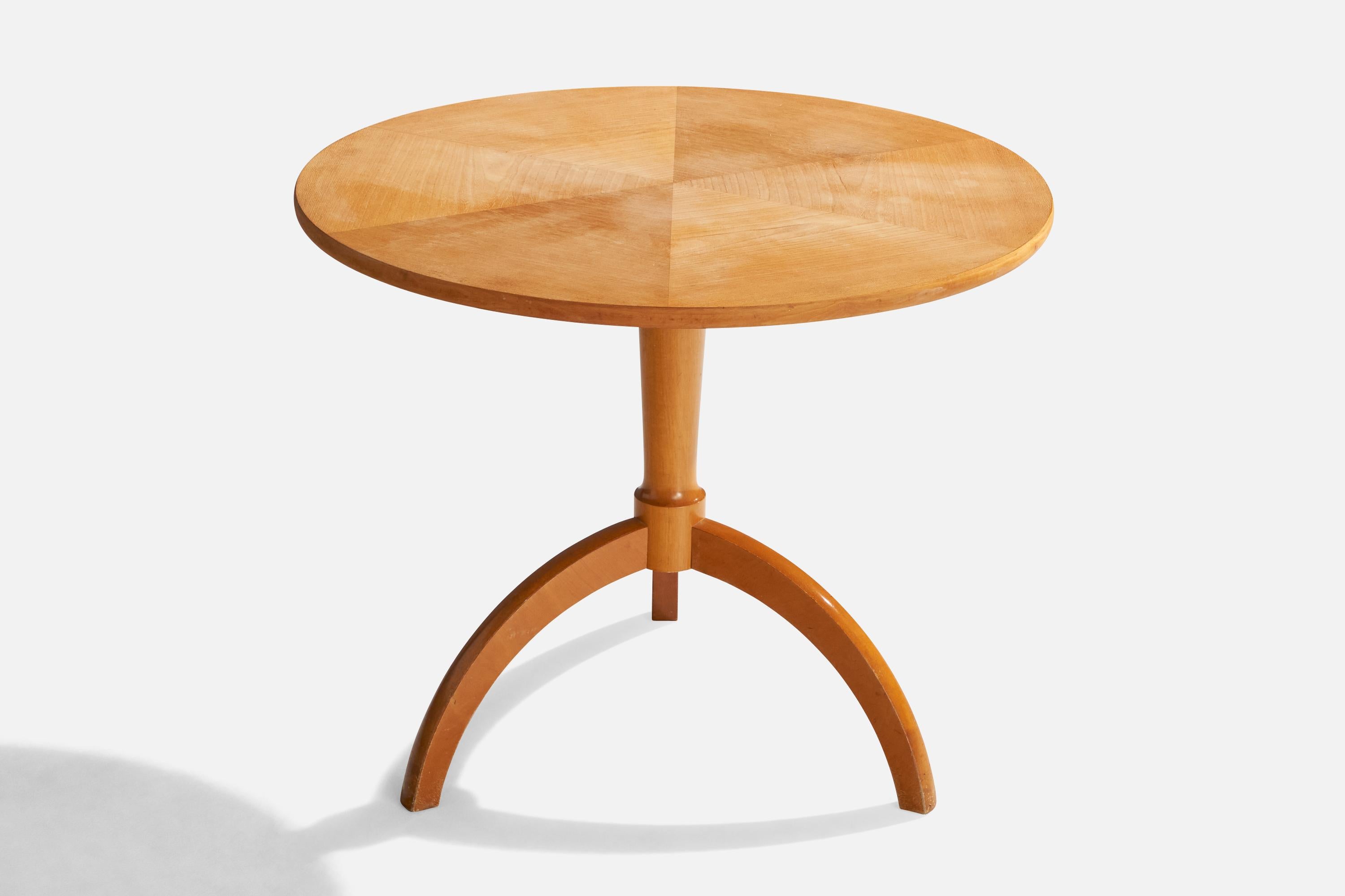 Mesa auxiliar de madera diseñada y fabricada en Suecia, década de 1940.