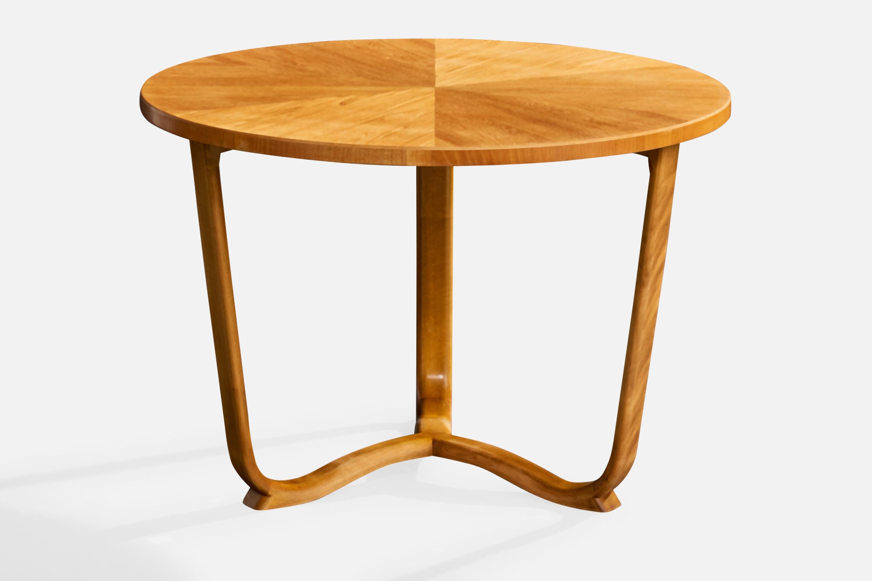 Table d'appoint en bois conçue et fabriquée en Suède, vers les années 1940.

Dimensions globales (pouces) : 21.36 in x 31.36 in

Tous les articles sont expédiés depuis High Point, Caroline du Nord.