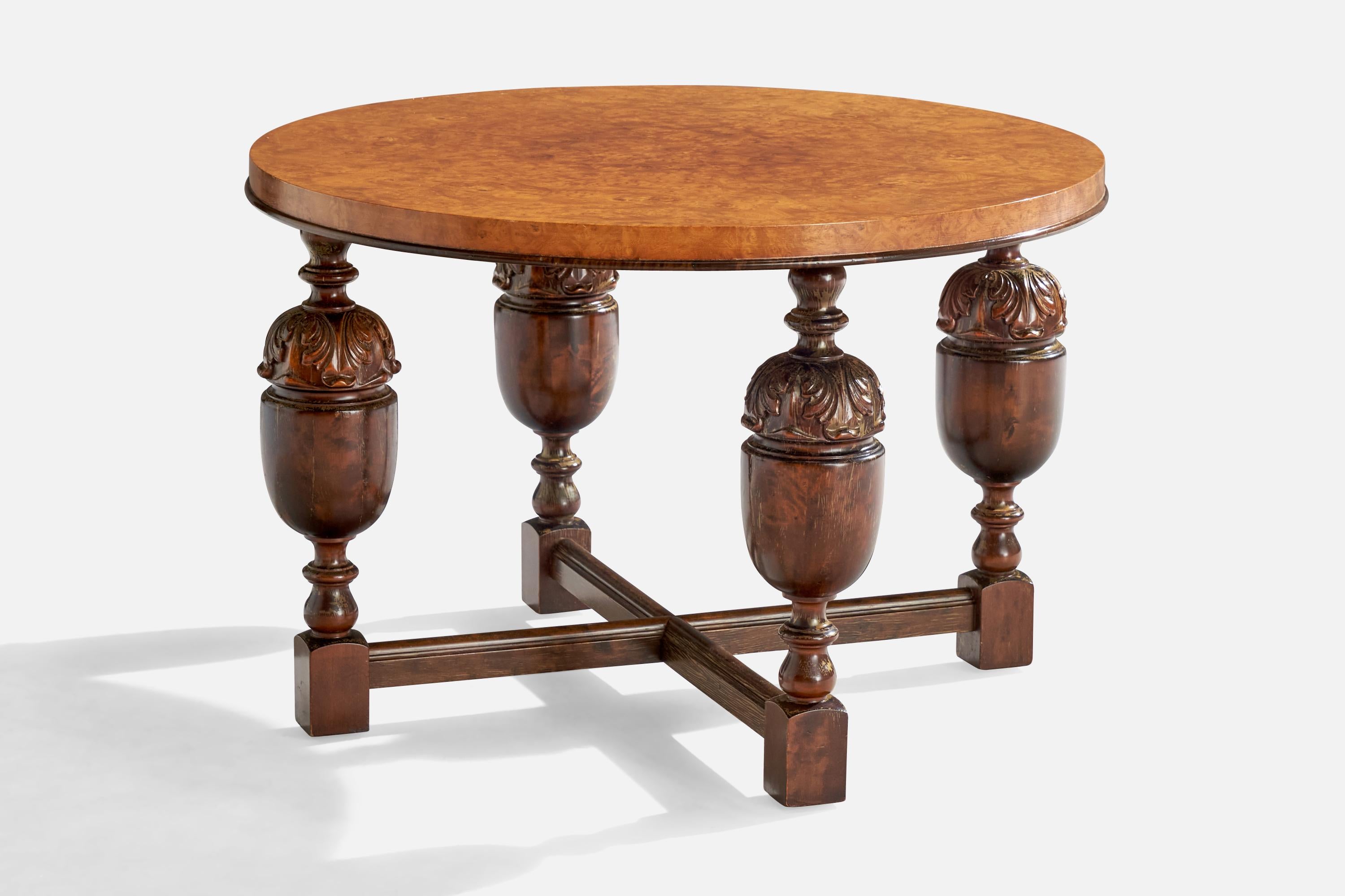 Mesa auxiliar de abedul teñido, diseñada y fabricada en Suecia, c. 1930.

Dimensiones: 23,75