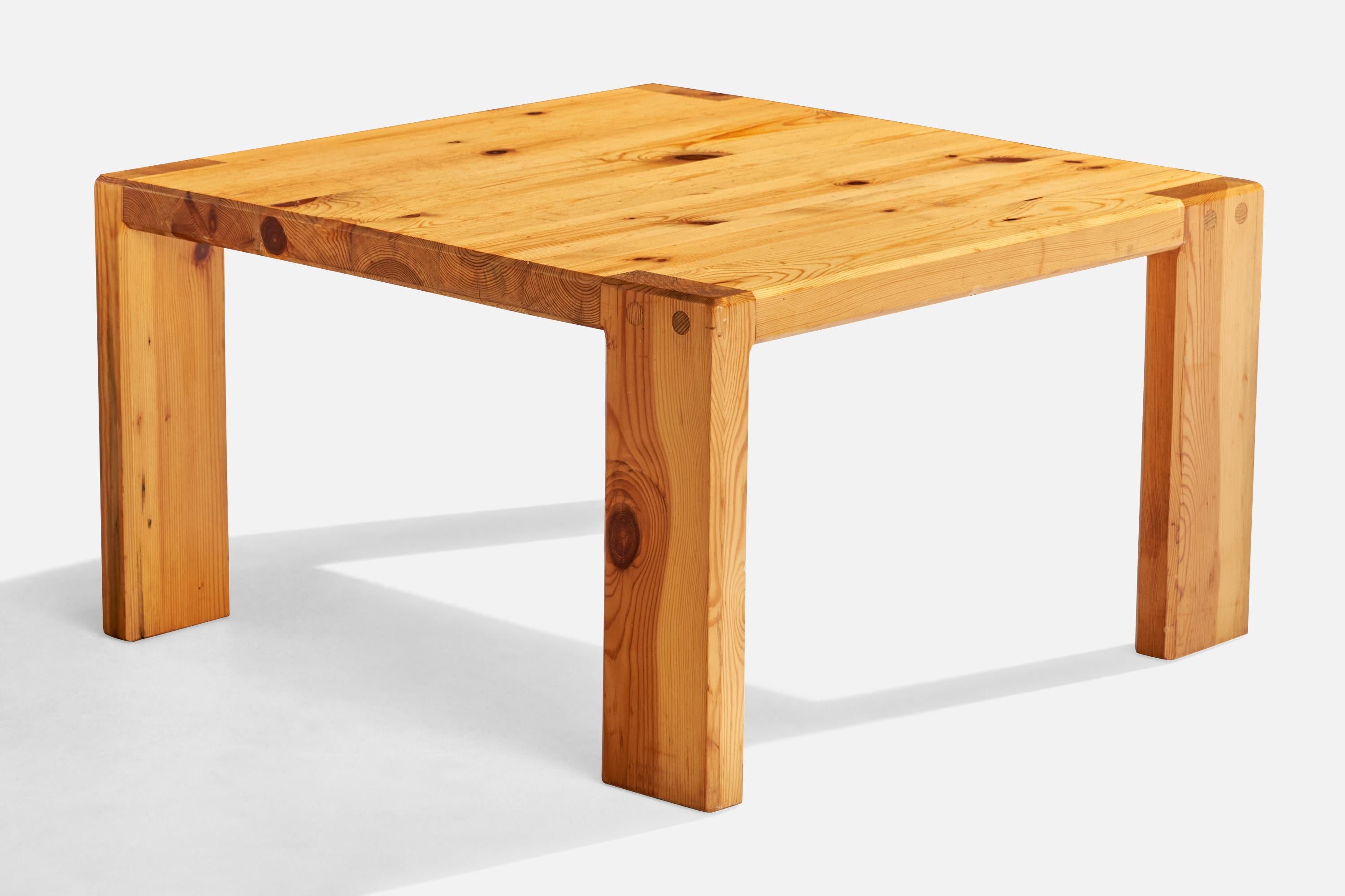 Schwedischer Designer, Beistelltische, Kiefernholz, Schweden, 1970er Jahre (Ende des 20. Jahrhunderts) im Angebot