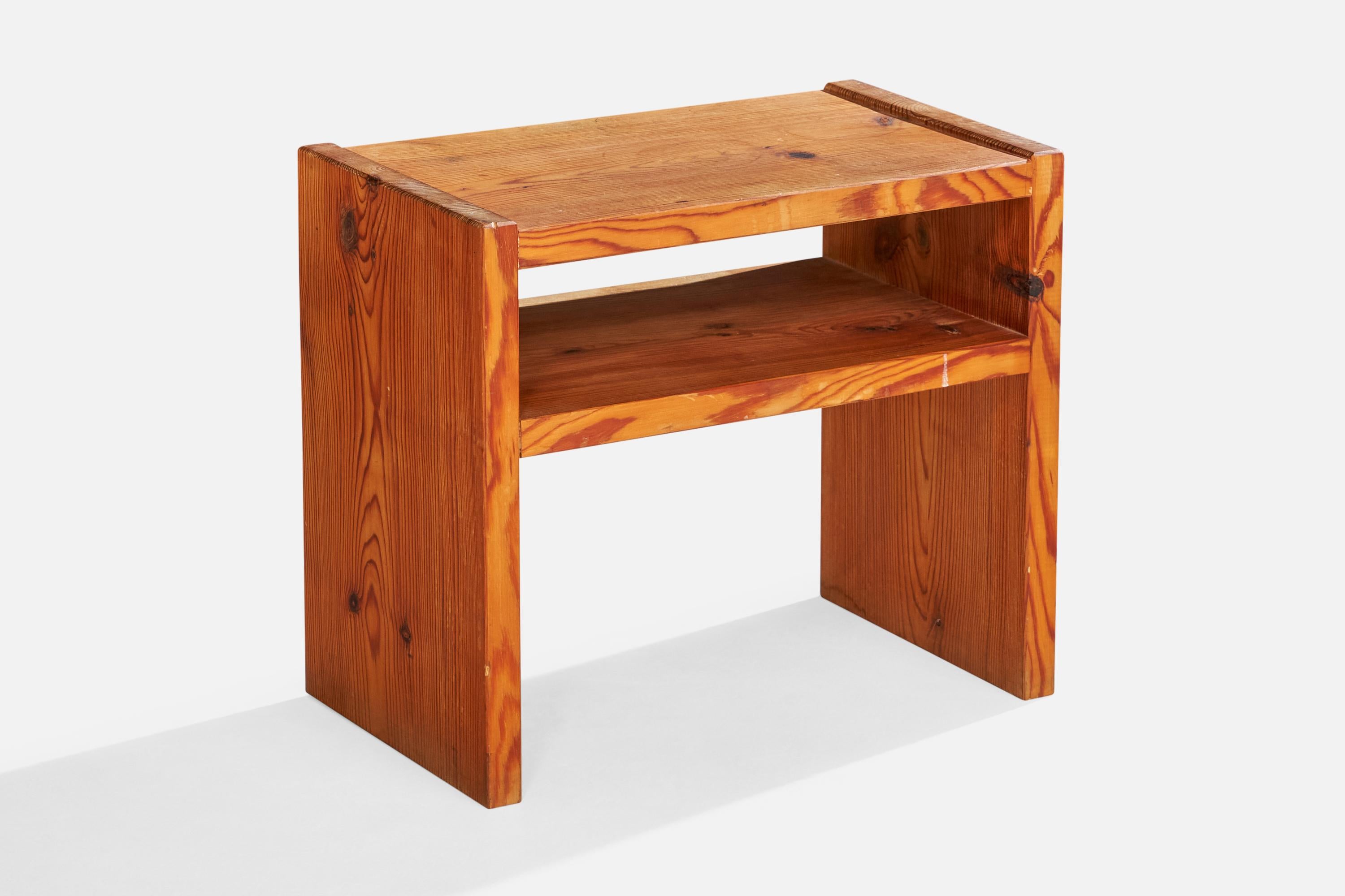 Schwedischer Designer, Beistelltische, Kiefernholz, Schweden, 1970er Jahre (Ende des 20. Jahrhunderts) im Angebot
