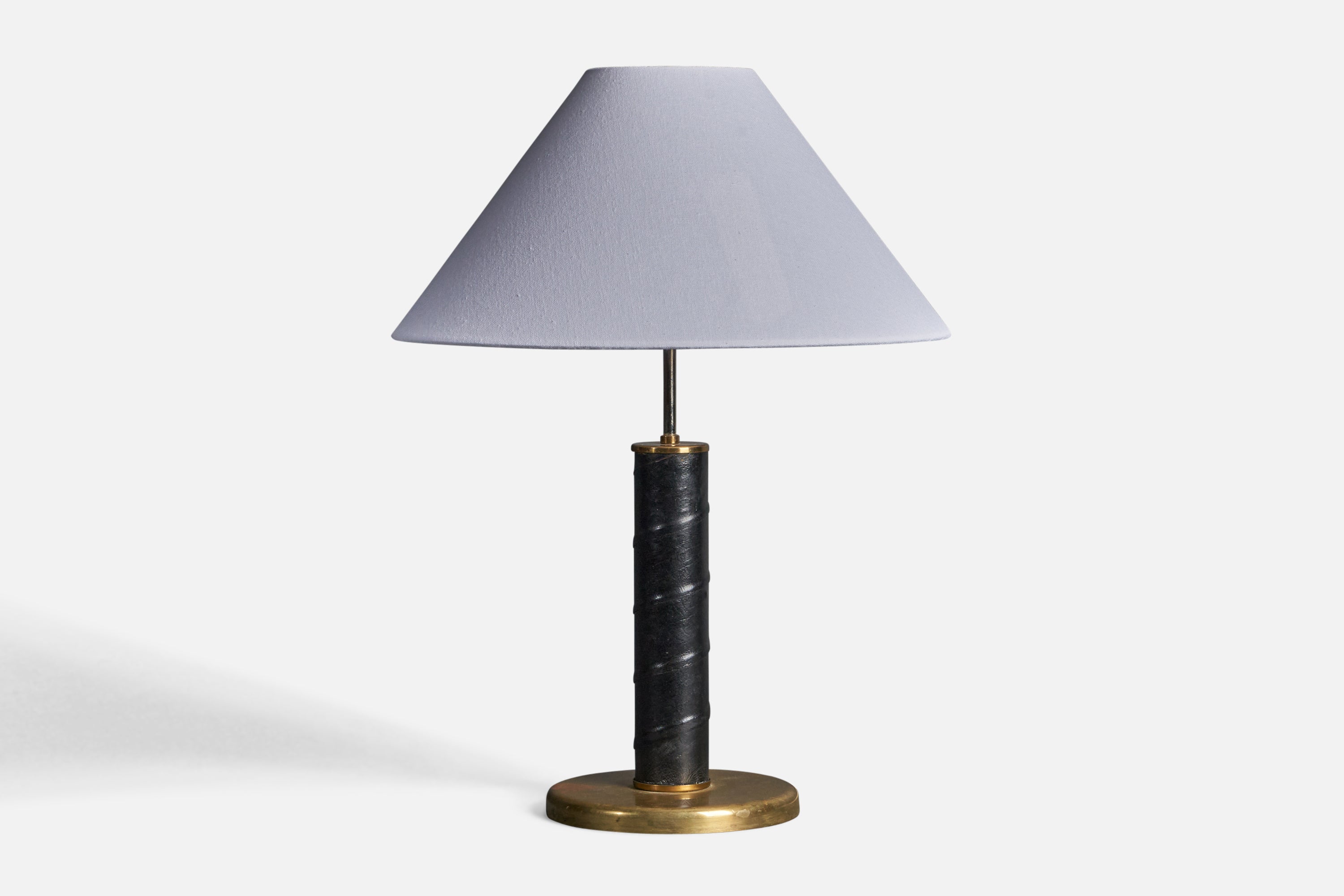 Designer suédois, lampe de bureau de taille réglable, laiton, acier, cuir, Suède, années 1940 en vente