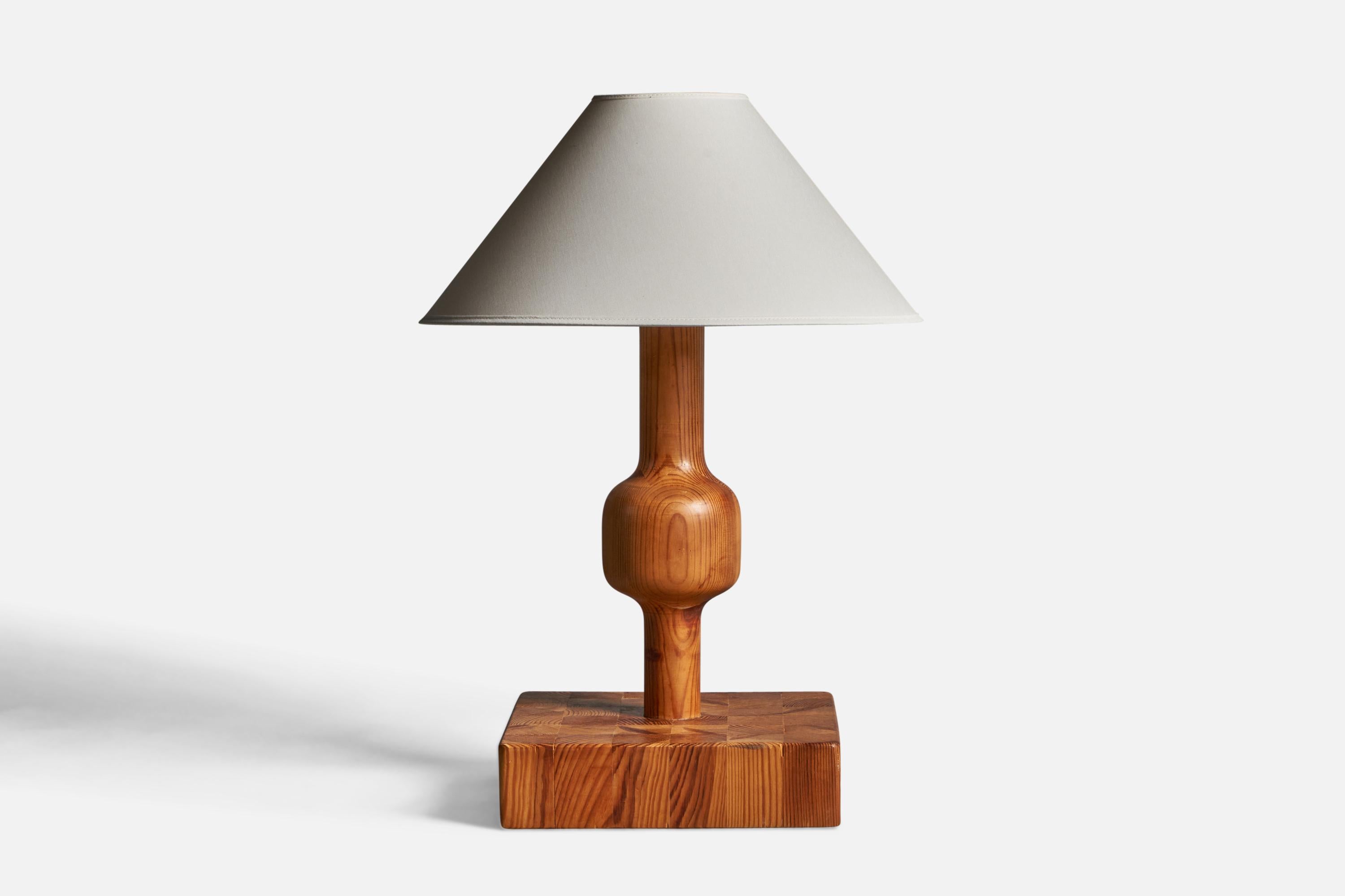 A sizeable pine table lamp, designed and produced in Sweden, c. 1970s.

Dimensions of Lamp (inches): 17.5