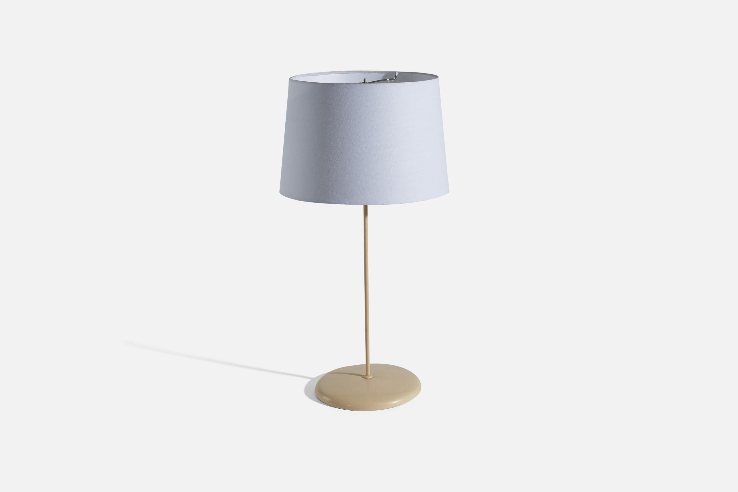 Coppia di lampade da tavolo in metallo di grandi dimensioni, progettate e prodotte in Svezia negli anni Cinquanta. 

Venduto senza paralume. 
Dimensioni della lampada (pollici) : 22,75 x 9,93 x 9,93 (altezza x larghezza x profondità)
Dimensioni
